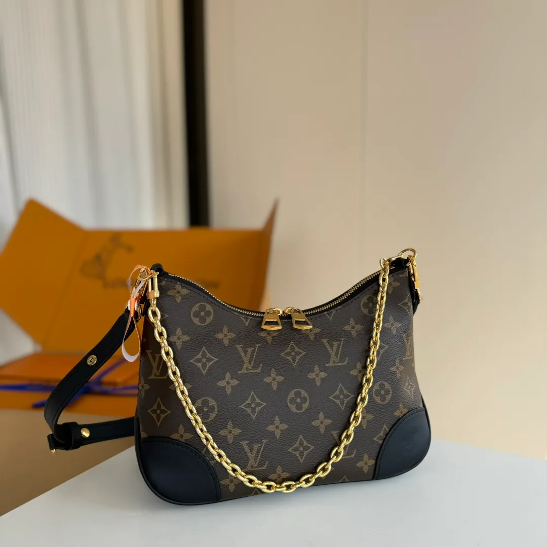 p1900 [Equipped with a full set of MB tax-free packaging] 𝐁𝐎𝐔𝐋𝐎𝐆𝐍𝐄The king of hot-selling products #M45831 Special grade all-steel physical shot Size: 29*16*9.5cm A beautiful and versatile croissant 🥐 perfectly blends retro and fashion, not only reaches new heights in appearance, The storage capacity is also very user-friendly. The bag body is not big, so it can meet the daily needs of large storage space. The detachable and adjustable shoulder strap design allows more choices for daily concave shapes. The matching of the chain adds an elegant element to the entire bag. The design of the chain turns the entire bag into an armpit bag in seconds. I think it is a top-notch product 𝐲𝐲𝐝𝐬!