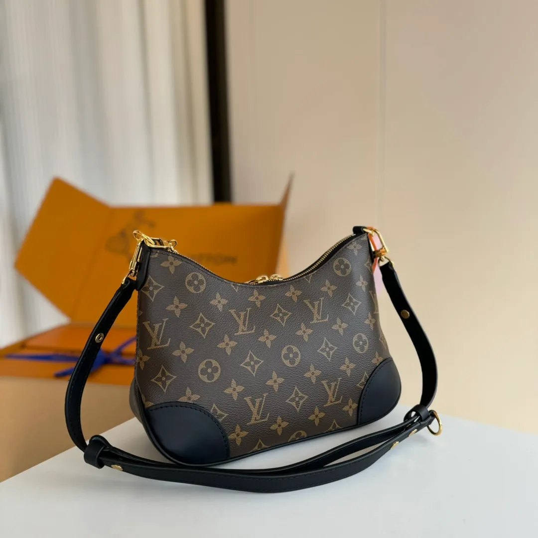 p1900 [Equipped with a full set of MB tax-free packaging] 𝐁𝐎𝐔𝐋𝐎𝐆𝐍𝐄The king of hot-selling products #M45831 Special grade all-steel physical shot Size: 29*16*9.5cm A beautiful and versatile croissant 🥐 perfectly blends retro and fashion, not only reaches new heights in appearance, The storage capacity is also very user-friendly. The bag body is not big, so it can meet the daily needs of large storage space. The detachable and adjustable shoulder strap design allows more choices for daily concave shapes. The matching of the chain adds an elegant element to the entire bag. The design of the chain turns the entire bag into an armpit bag in seconds. I think it is a top-notch product 𝐲𝐲𝐝𝐬!