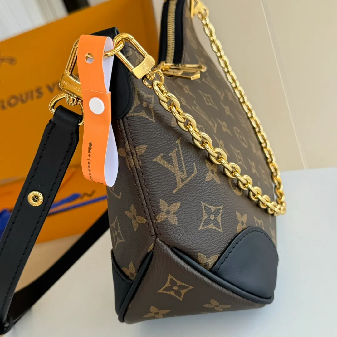 p1900 [Equipped with a full set of MB tax-free packaging] 𝐁𝐎𝐔𝐋𝐎𝐆𝐍𝐄The king of hot-selling products #M45831 Special grade all-steel physical shot Size: 29*16*9.5cm A beautiful and versatile croissant 🥐 perfectly blends retro and fashion, not only reaches new heights in appearance, The storage capacity is also very user-friendly. The bag body is not big, so it can meet the daily needs of large storage space. The detachable and adjustable shoulder strap design allows more choices for daily concave shapes. The matching of the chain adds an elegant element to the entire bag. The design of the chain turns the entire bag into an armpit bag in seconds. I think it is a top-notch product 𝐲𝐲𝐝𝐬!