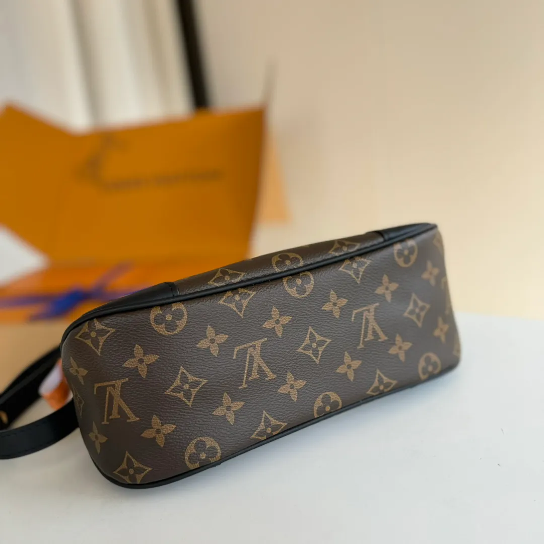 p1900 [Equipped with a full set of MB tax-free packaging] 𝐁𝐎𝐔𝐋𝐎𝐆𝐍𝐄The king of hot-selling products #M45831 Special grade all-steel physical shot Size: 29*16*9.5cm A beautiful and versatile croissant 🥐 perfectly blends retro and fashion, not only reaches new heights in appearance, The storage capacity is also very user-friendly. The bag body is not big, so it can meet the daily needs of large storage space. The detachable and adjustable shoulder strap design allows more choices for daily concave shapes. The matching of the chain adds an elegant element to the entire bag. The design of the chain turns the entire bag into an armpit bag in seconds. I think it is a top-notch product 𝐲𝐲𝐝𝐬!