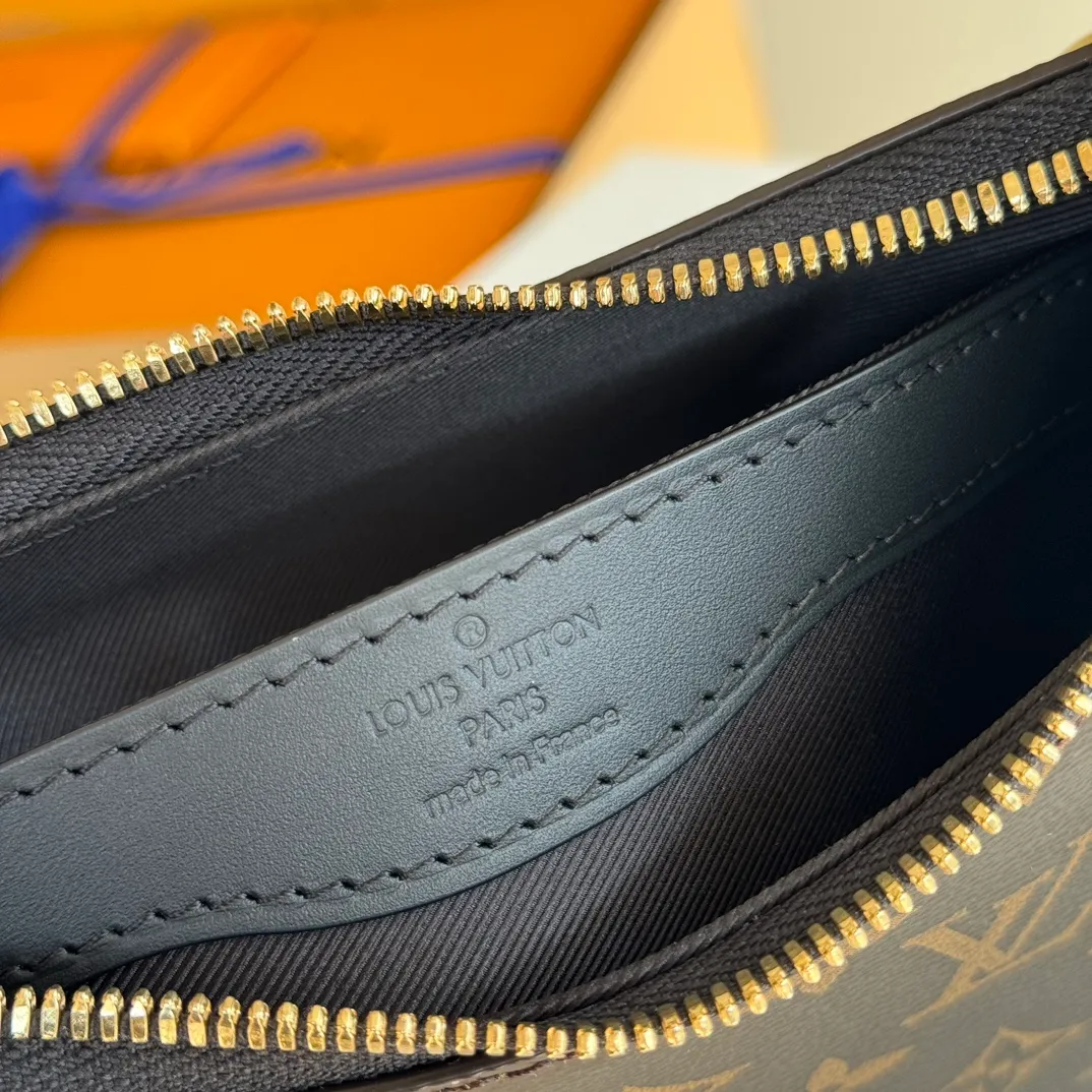 p1900 [Equipped with a full set of MB tax-free packaging] 𝐁𝐎𝐔𝐋𝐎𝐆𝐍𝐄The king of hot-selling products #M45831 Special grade all-steel physical shot Size: 29*16*9.5cm A beautiful and versatile croissant 🥐 perfectly blends retro and fashion, not only reaches new heights in appearance, The storage capacity is also very user-friendly. The bag body is not big, so it can meet the daily needs of large storage space. The detachable and adjustable shoulder strap design allows more choices for daily concave shapes. The matching of the chain adds an elegant element to the entire bag. The design of the chain turns the entire bag into an armpit bag in seconds. I think it is a top-notch product 𝐲𝐲𝐝𝐬!