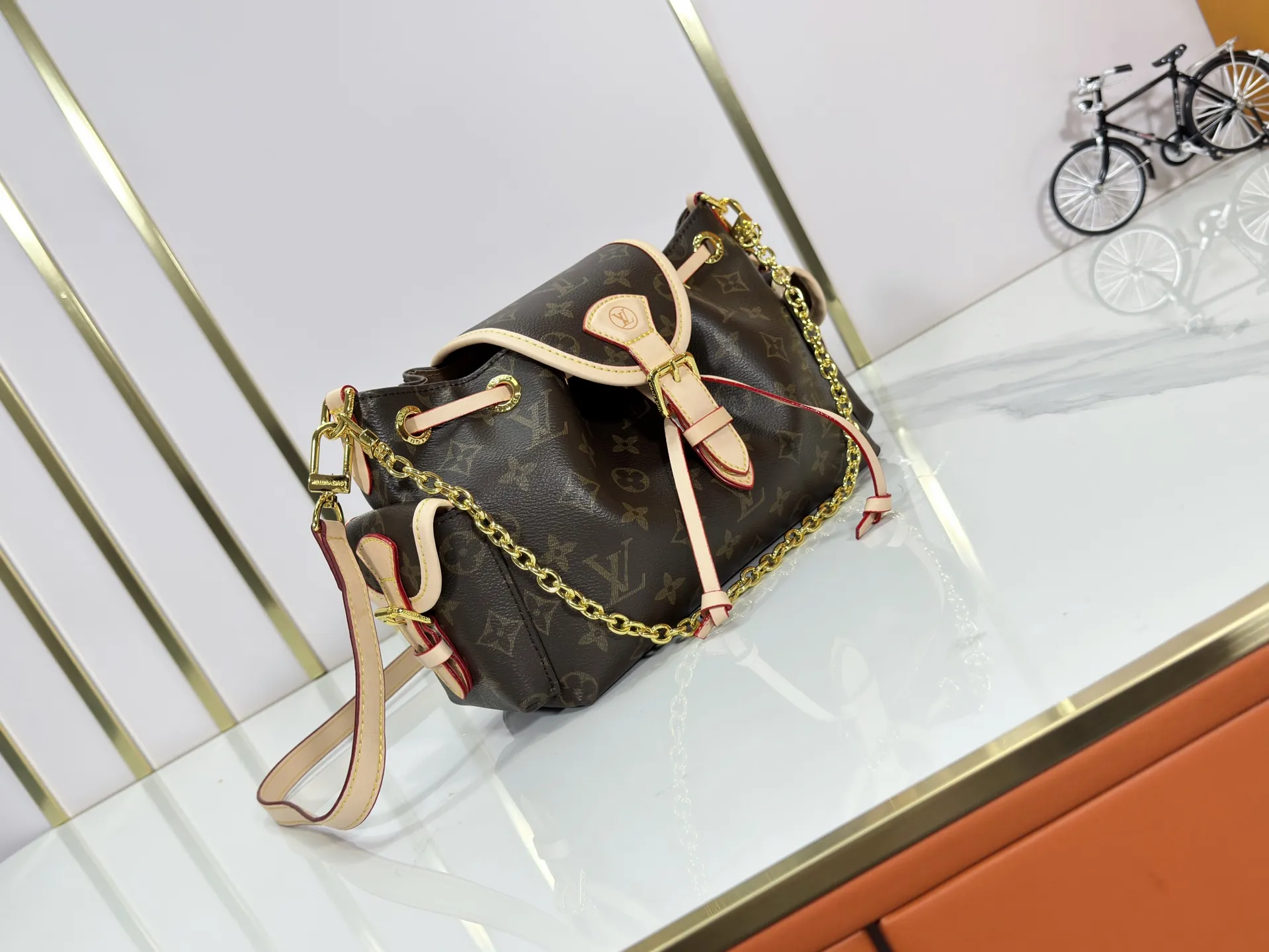 P280 Upgraded original M25085 This Odysée handbag is from the 2025 early autumn series, paying tribute to the brand heritage with a stylish everyday design. Dazzling buckles and detachable chains accentuate the Monogram canvas body, and the side pockets provide easy access to keys, lipstick and other small items. Dimensions: 27.0 x 17.0 x 12.0 cm (length x height x width)