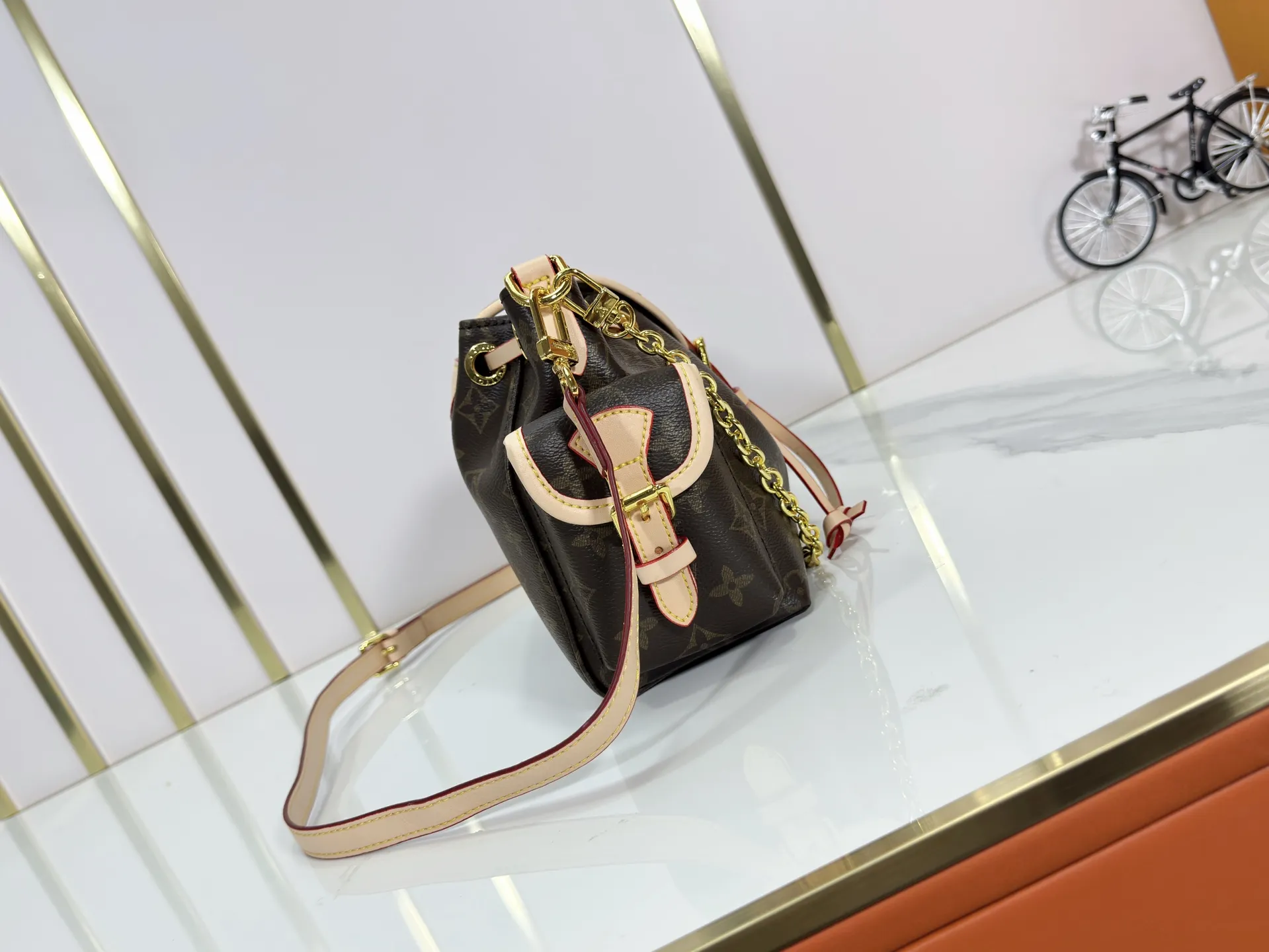 P280 Upgraded original M25085 This Odysée handbag is from the 2025 early autumn series, paying tribute to the brand heritage with a stylish everyday design. Dazzling buckles and detachable chains accentuate the Monogram canvas body, and the side pockets provide easy access to keys, lipstick and other small items. Dimensions: 27.0 x 17.0 x 12.0 cm (length x height x width)