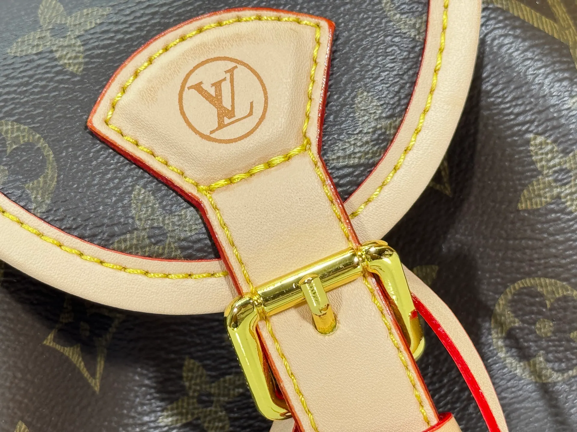 P280 Upgraded original M25085 This Odysée handbag is from the 2025 early autumn series, paying tribute to the brand heritage with a stylish everyday design. Dazzling buckles and detachable chains accentuate the Monogram canvas body, and the side pockets provide easy access to keys, lipstick and other small items. Dimensions: 27.0 x 17.0 x 12.0 cm (length x height x width)