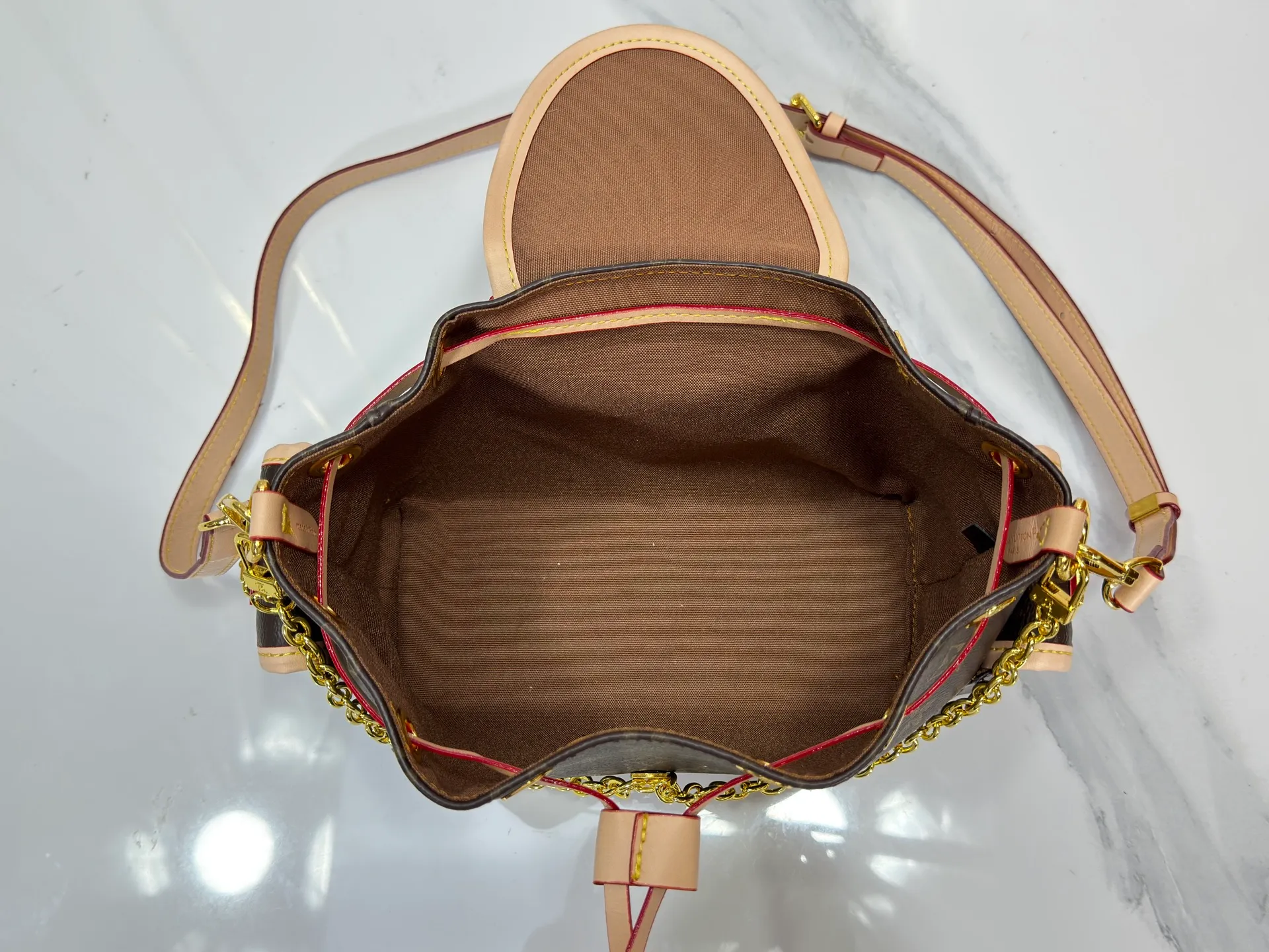 P280 Upgraded original M25085 This Odysée handbag is from the 2025 early autumn series, paying tribute to the brand heritage with a stylish everyday design. Dazzling buckles and detachable chains accentuate the Monogram canvas body, and the side pockets provide easy access to keys, lipstick and other small items. Dimensions: 27.0 x 17.0 x 12.0 cm (length x height x width)