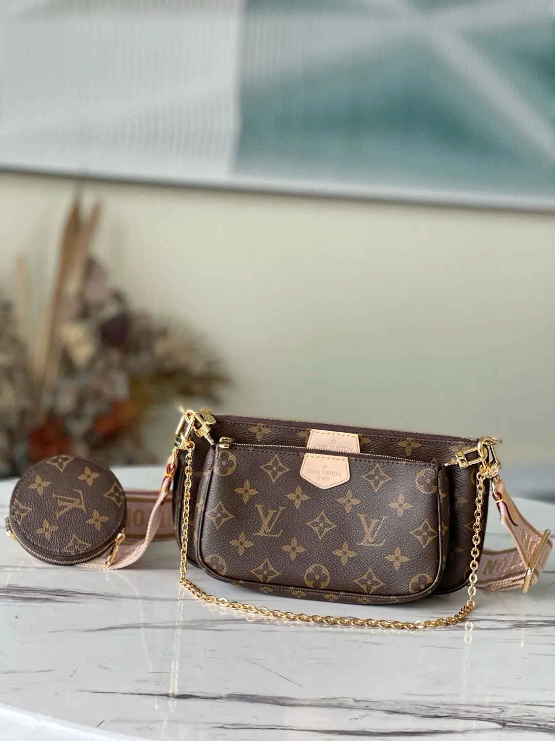 💰560 Top Original M44840 Pink Multi Pochette Accessoires handbag combines Pochette Accessoires clutch, Mini Pochette Accessoires clutch and round coin purse. It is made of Monogram canvas to create a clever design of multiple pockets and compartments, and is decorated with mini Monogram patterns on both sides. The removable chain and adjustable jacquard shoulder strap allow for a variety of carrying options. Dimensions: 24 x 13.5 x 4 cm