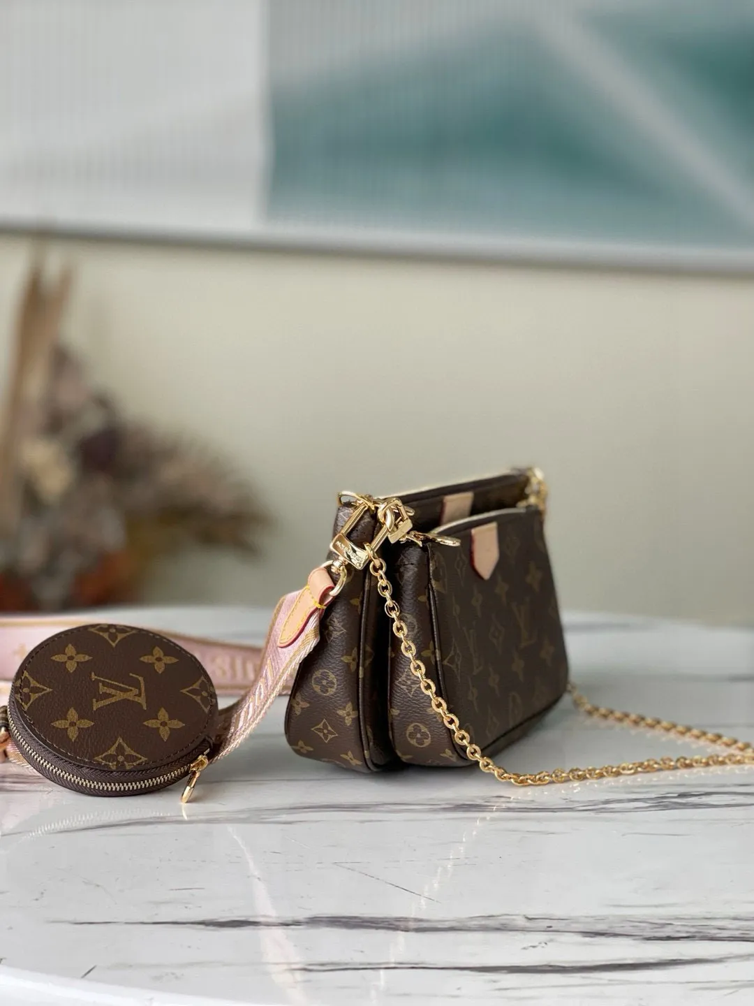 💰560 Top Original M44840 Pink Multi Pochette Accessoires handbag combines Pochette Accessoires clutch, Mini Pochette Accessoires clutch and round coin purse. It is made of Monogram canvas to create a clever design of multiple pockets and compartments, and is decorated with mini Monogram patterns on both sides. The removable chain and adjustable jacquard shoulder strap allow for a variety of carrying options. Dimensions: 24 x 13.5 x 4 cm