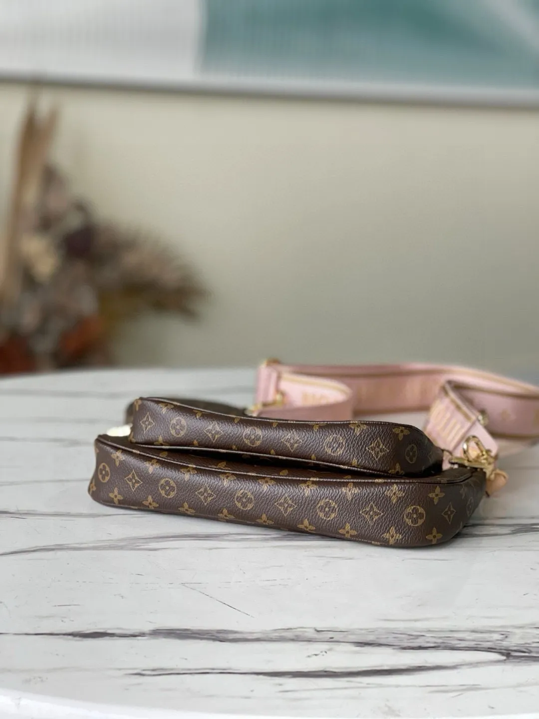 💰560 Top Original M44840 Pink Multi Pochette Accessoires handbag combines Pochette Accessoires clutch, Mini Pochette Accessoires clutch and round coin purse. It is made of Monogram canvas to create a clever design of multiple pockets and compartments, and is decorated with mini Monogram patterns on both sides. The removable chain and adjustable jacquard shoulder strap allow for a variety of carrying options. Dimensions: 24 x 13.5 x 4 cm