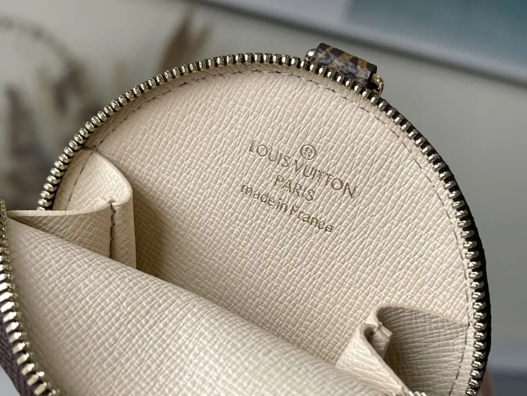 💰560 Top Original M44840 Pink Multi Pochette Accessoires handbag combines Pochette Accessoires clutch, Mini Pochette Accessoires clutch and round coin purse. It is made of Monogram canvas to create a clever design of multiple pockets and compartments, and is decorated with mini Monogram patterns on both sides. The removable chain and adjustable jacquard shoulder strap allow for a variety of carrying options. Dimensions: 24 x 13.5 x 4 cm