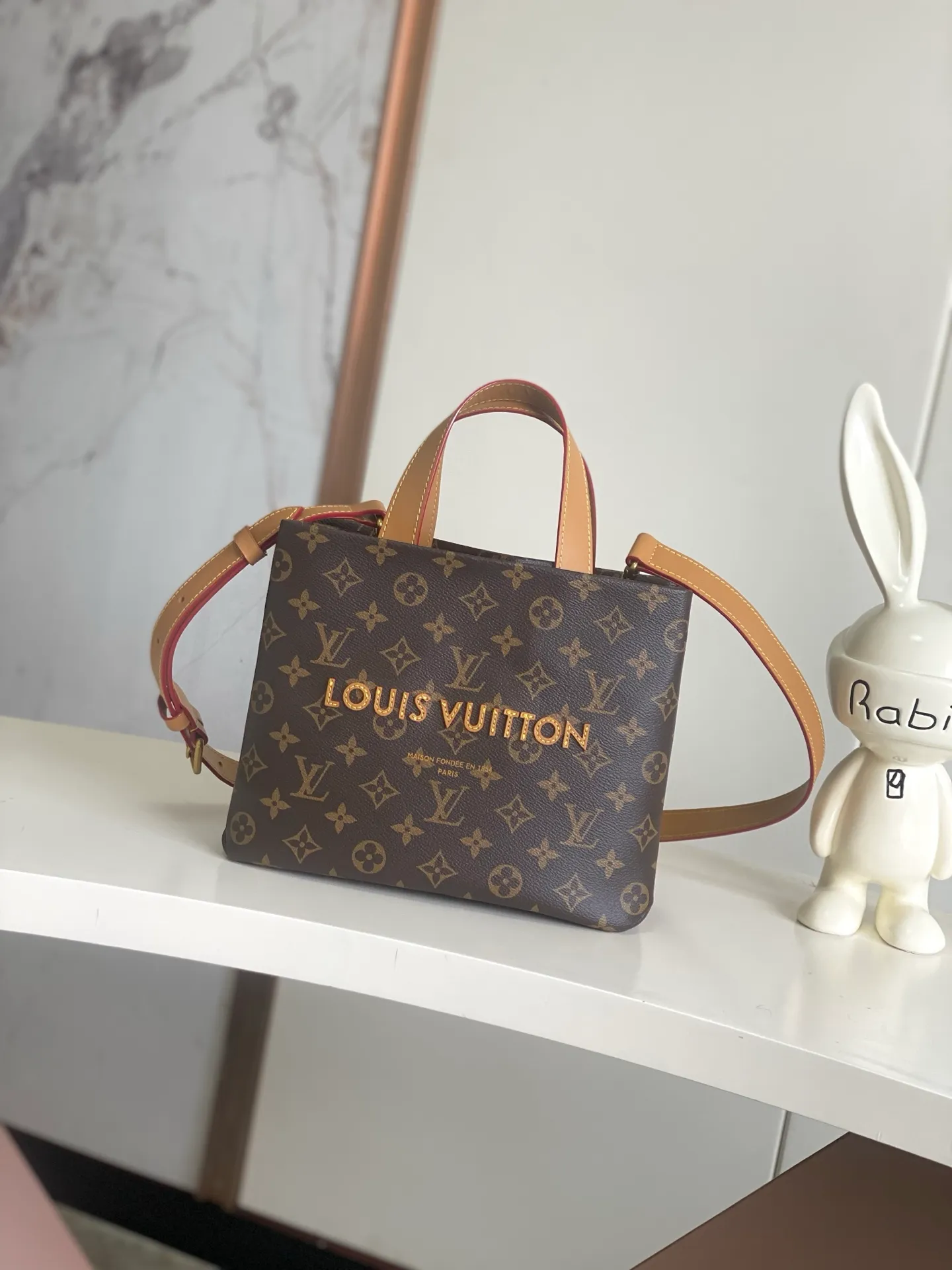 💰980 (first layer of leather) top original single 163 chip M15237 brown M15239, 26193 PHARREL and NIGO collection's joint series top original single This Shopper medium handbag draws inspiration from Louis Vuitton shopping bags, with the words Louis Vuitton and Maison Fondée En 1854 written on soft cow leather, with a top handle and a detachable shoulder strap. 25x19x11 • Cow leather • Cow leather trim • Textile lining • Metal hardware • Musketon closure • Main compartment • Zip pocket • Double patch pockets • Handles: Double handle