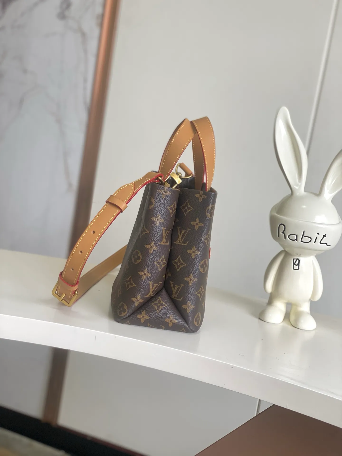 💰980 (first layer of leather) top original single 163 chip M15237 brown M15239, 26193 PHARREL and NIGO collection's joint series top original single This Shopper medium handbag draws inspiration from Louis Vuitton shopping bags, with the words Louis Vuitton and Maison Fondée En 1854 written on soft cow leather, with a top handle and a detachable shoulder strap. 25x19x11 • Cow leather • Cow leather trim • Textile lining • Metal hardware • Musketon closure • Main compartment • Zip pocket • Double patch pockets • Handles: Double handle