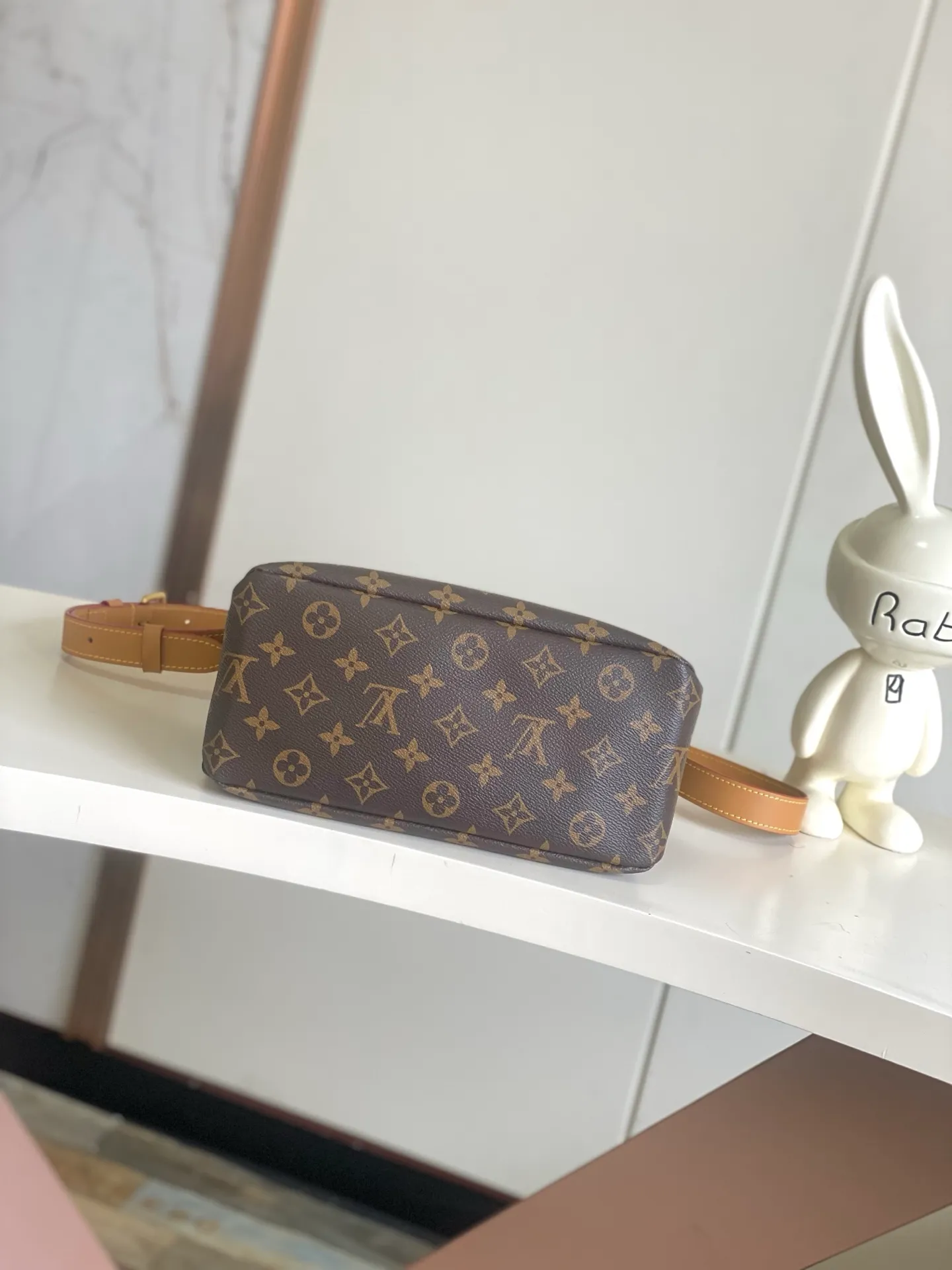 💰980 (first layer of leather) top original single 163 chip M15237 brown M15239, 26193 PHARREL and NIGO collection's joint series top original single This Shopper medium handbag draws inspiration from Louis Vuitton shopping bags, with the words Louis Vuitton and Maison Fondée En 1854 written on soft cow leather, with a top handle and a detachable shoulder strap. 25x19x11 • Cow leather • Cow leather trim • Textile lining • Metal hardware • Musketon closure • Main compartment • Zip pocket • Double patch pockets • Handles: Double handle