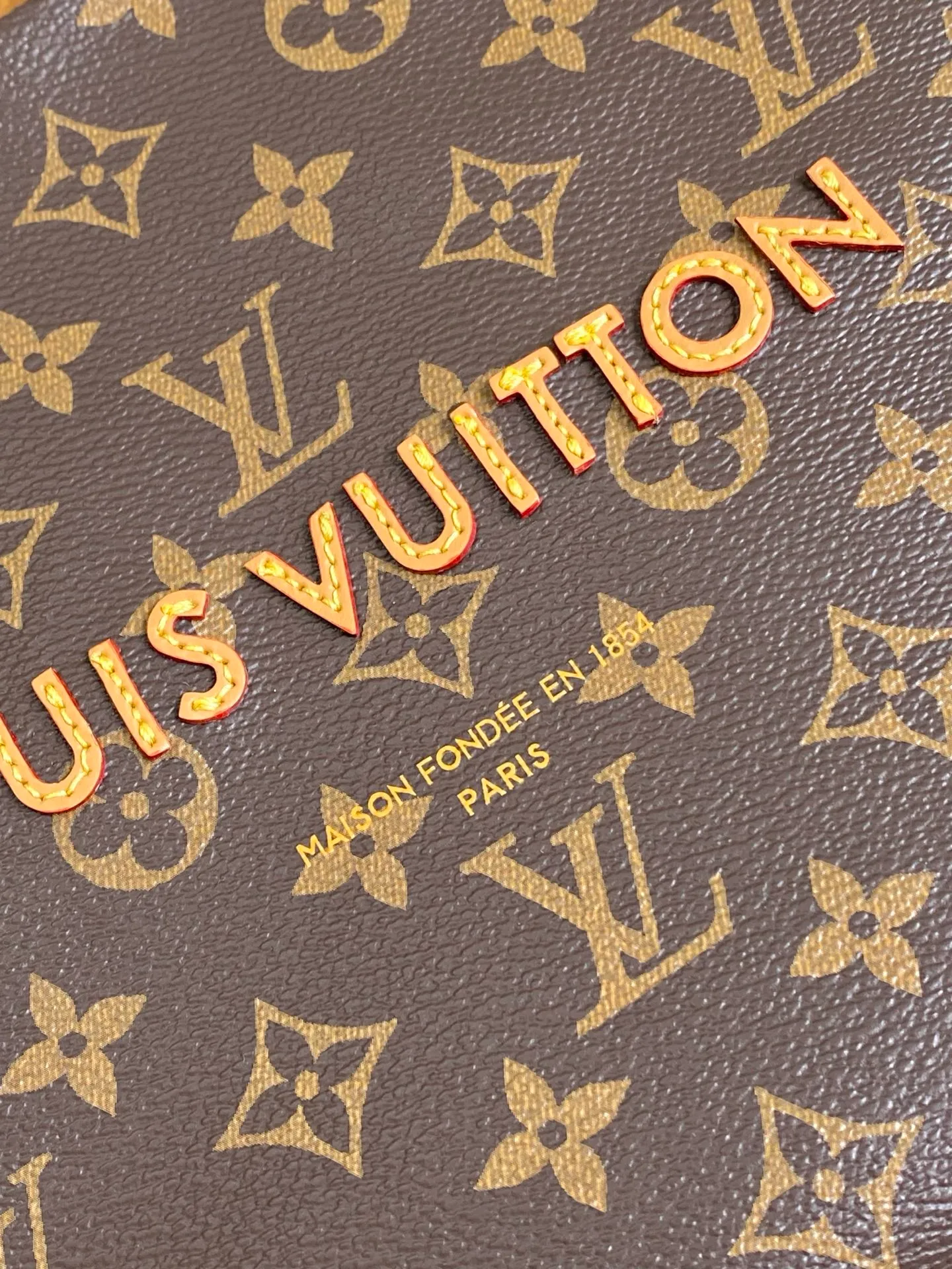 💰980 (first layer of leather) top original single 163 chip M15237 brown M15239, 26193 PHARREL and NIGO collection's joint series top original single This Shopper medium handbag draws inspiration from Louis Vuitton shopping bags, with the words Louis Vuitton and Maison Fondée En 1854 written on soft cow leather, with a top handle and a detachable shoulder strap. 25x19x11 • Cow leather • Cow leather trim • Textile lining • Metal hardware • Musketon closure • Main compartment • Zip pocket • Double patch pockets • Handles: Double handle