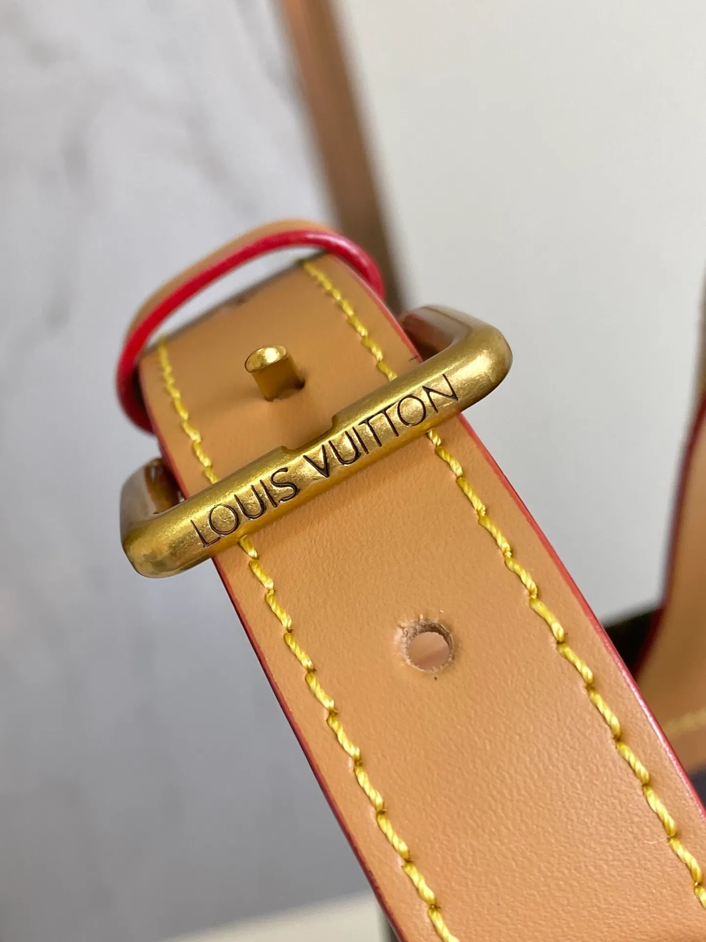 💰980 (first layer of leather) top original single 163 chip M15237 brown M15239, 26193 PHARREL and NIGO collection's joint series top original single This Shopper medium handbag draws inspiration from Louis Vuitton shopping bags, with the words Louis Vuitton and Maison Fondée En 1854 written on soft cow leather, with a top handle and a detachable shoulder strap. 25x19x11 • Cow leather • Cow leather trim • Textile lining • Metal hardware • Musketon closure • Main compartment • Zip pocket • Double patch pockets • Handles: Double handle