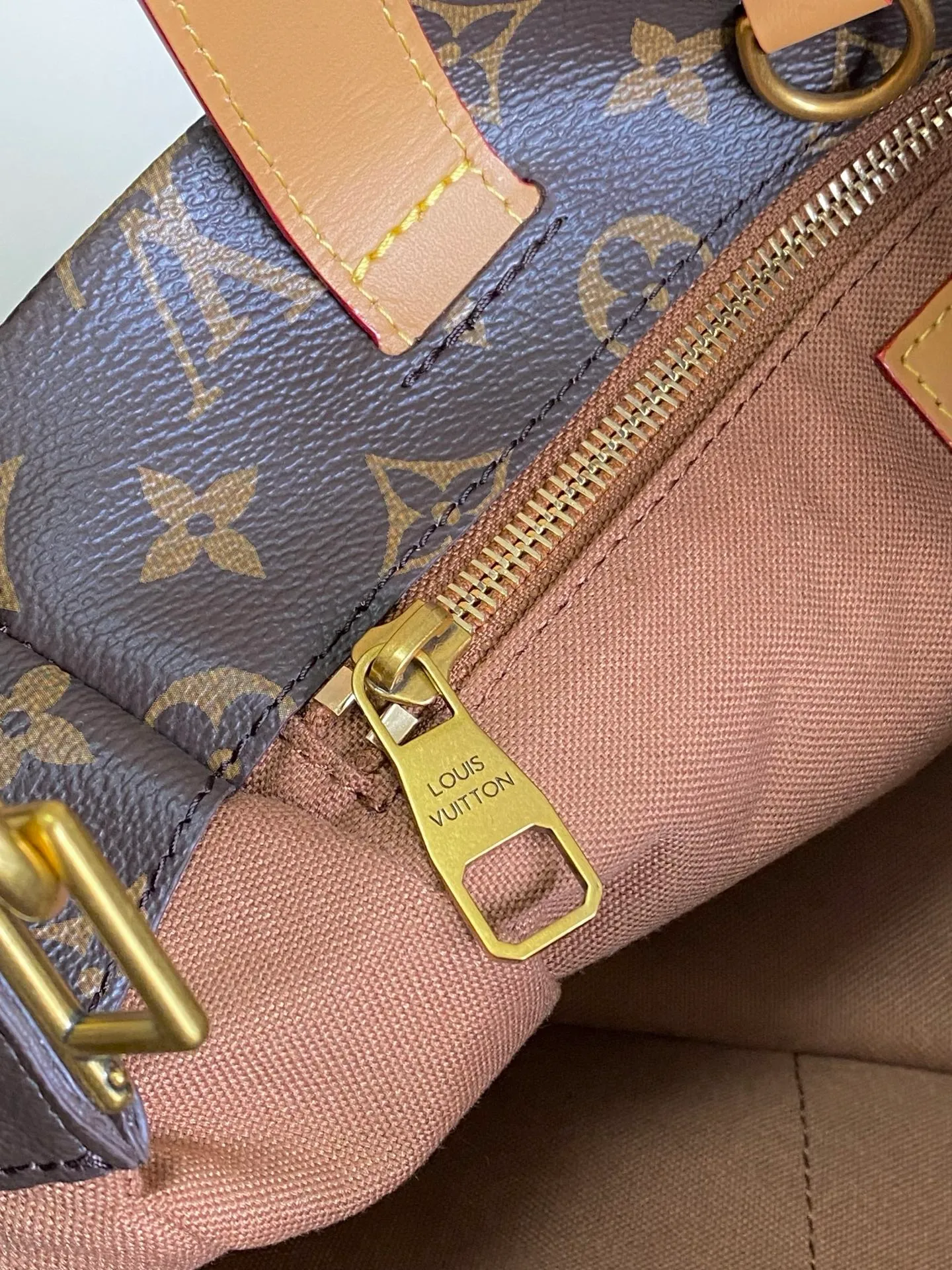 💰980 (first layer of leather) top original single 163 chip M15237 brown M15239, 26193 PHARREL and NIGO collection's joint series top original single This Shopper medium handbag draws inspiration from Louis Vuitton shopping bags, with the words Louis Vuitton and Maison Fondée En 1854 written on soft cow leather, with a top handle and a detachable shoulder strap. 25x19x11 • Cow leather • Cow leather trim • Textile lining • Metal hardware • Musketon closure • Main compartment • Zip pocket • Double patch pockets • Handles: Double handle