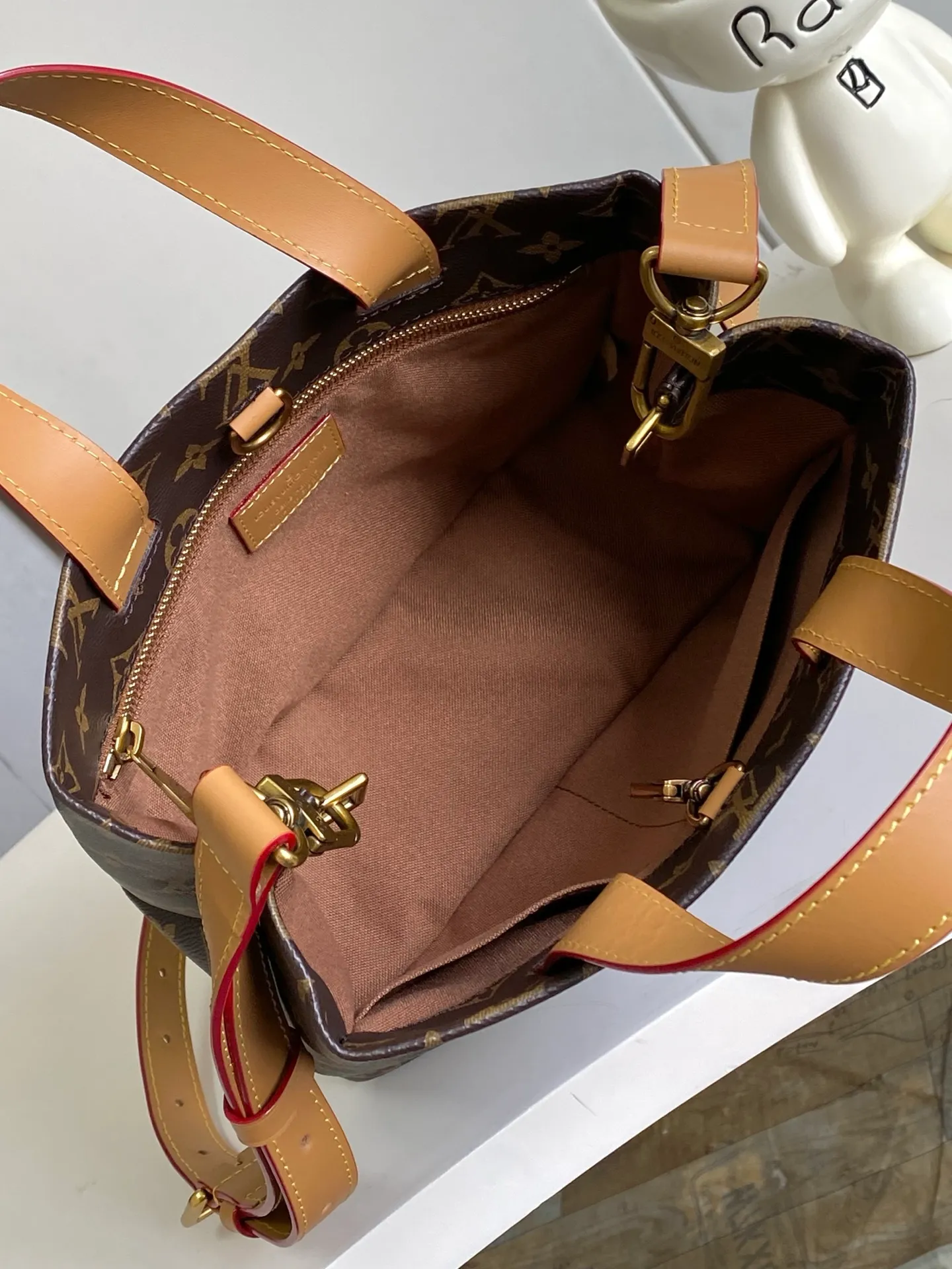 💰980 (first layer of leather) top original single 163 chip M15237 brown M15239, 26193 PHARREL and NIGO collection's joint series top original single This Shopper medium handbag draws inspiration from Louis Vuitton shopping bags, with the words Louis Vuitton and Maison Fondée En 1854 written on soft cow leather, with a top handle and a detachable shoulder strap. 25x19x11 • Cow leather • Cow leather trim • Textile lining • Metal hardware • Musketon closure • Main compartment • Zip pocket • Double patch pockets • Handles: Double handle