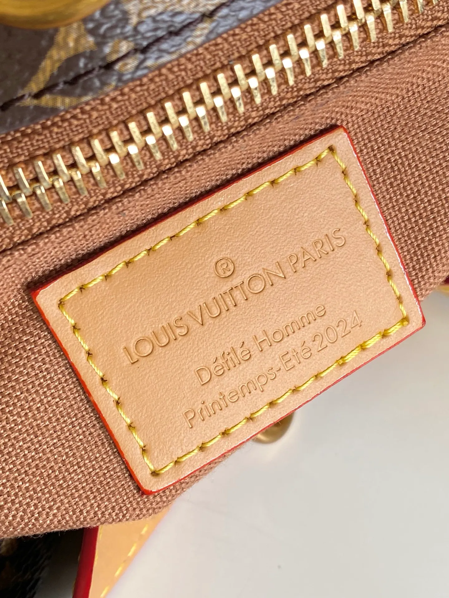 💰980 (first layer of leather) top original single 163 chip M15237 brown M15239, 26193 PHARREL and NIGO collection's joint series top original single This Shopper medium handbag draws inspiration from Louis Vuitton shopping bags, with the words Louis Vuitton and Maison Fondée En 1854 written on soft cow leather, with a top handle and a detachable shoulder strap. 25x19x11 • Cow leather • Cow leather trim • Textile lining • Metal hardware • Musketon closure • Main compartment • Zip pocket • Double patch pockets • Handles: Double handle