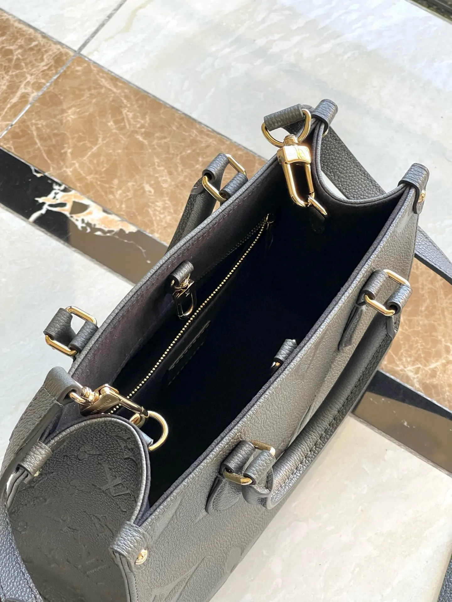 💰1040 (top-grain leather) gunmetal color, top-grade original single M12886 This small OnTheGo handbag comes from the LVSki series, lighting up the night look with its sparkling appearance. Monogram Empreinte leather and glossy metal hardware make it easy to store all your travel needs. The detachable shoulder strap allows for a variety of carrying methods. Dimensions: 25 × 19 × 11.5cj