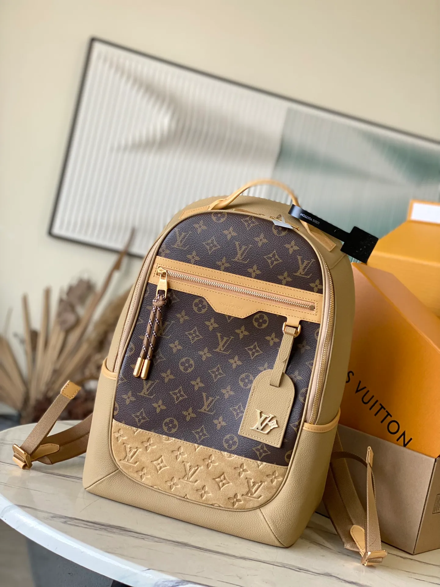 💰1320 The top original single M12624 is made of suede embossed grain leather and Monogram canvas, showing an eclectic mix of elegant style and sporty style. A sleek zipper opens the spacious main compartment, zippered front pockets and side pockets highlight functionality, and corded zipper pulls add a modern touch. Dimensions: 44 x 19 x 31 cm