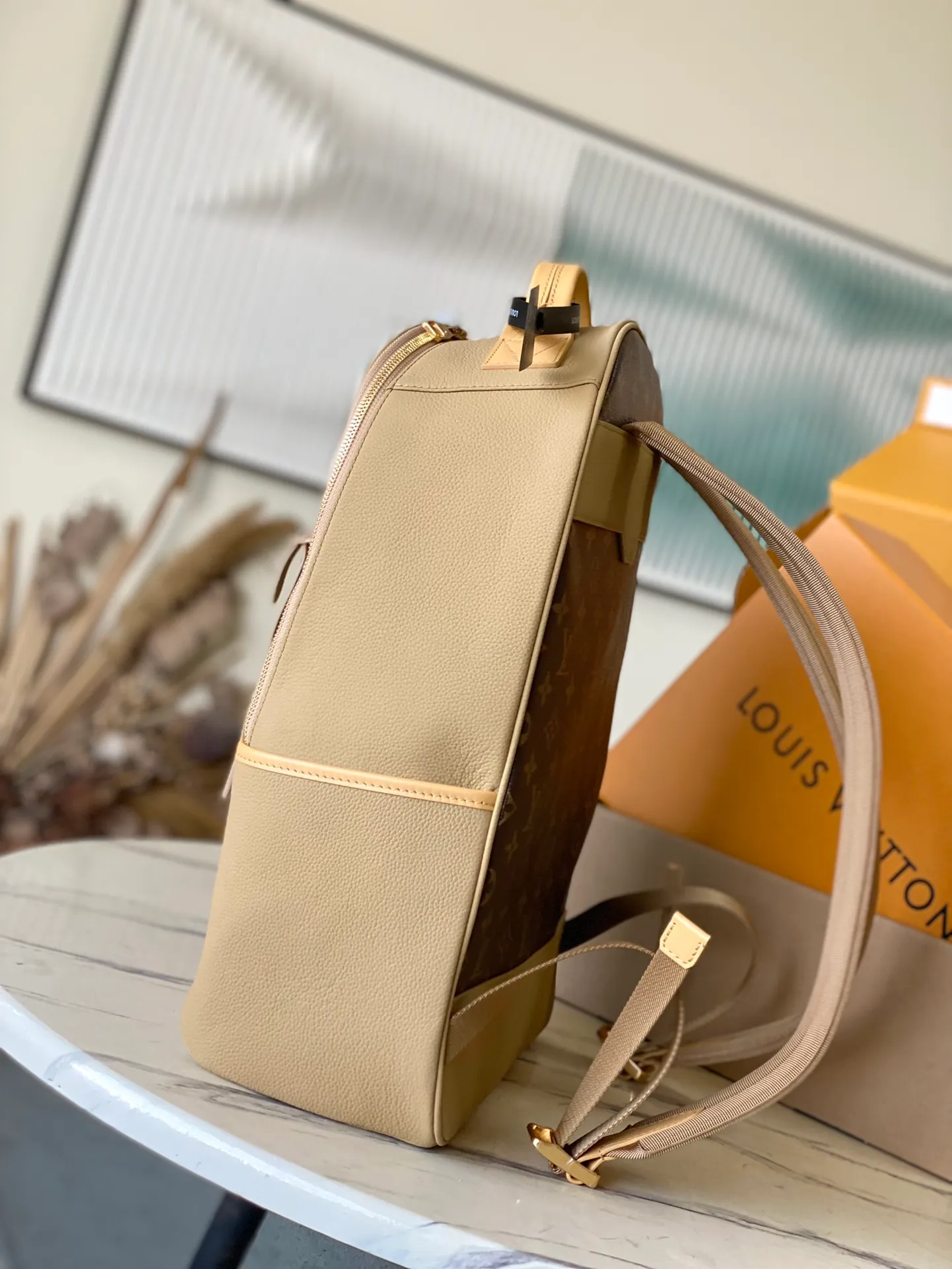 💰1320 The top original single M12624 is made of suede embossed grain leather and Monogram canvas, showing an eclectic mix of elegant style and sporty style. A sleek zipper opens the spacious main compartment, zippered front pockets and side pockets highlight functionality, and corded zipper pulls add a modern touch. Dimensions: 44 x 19 x 31 cm
