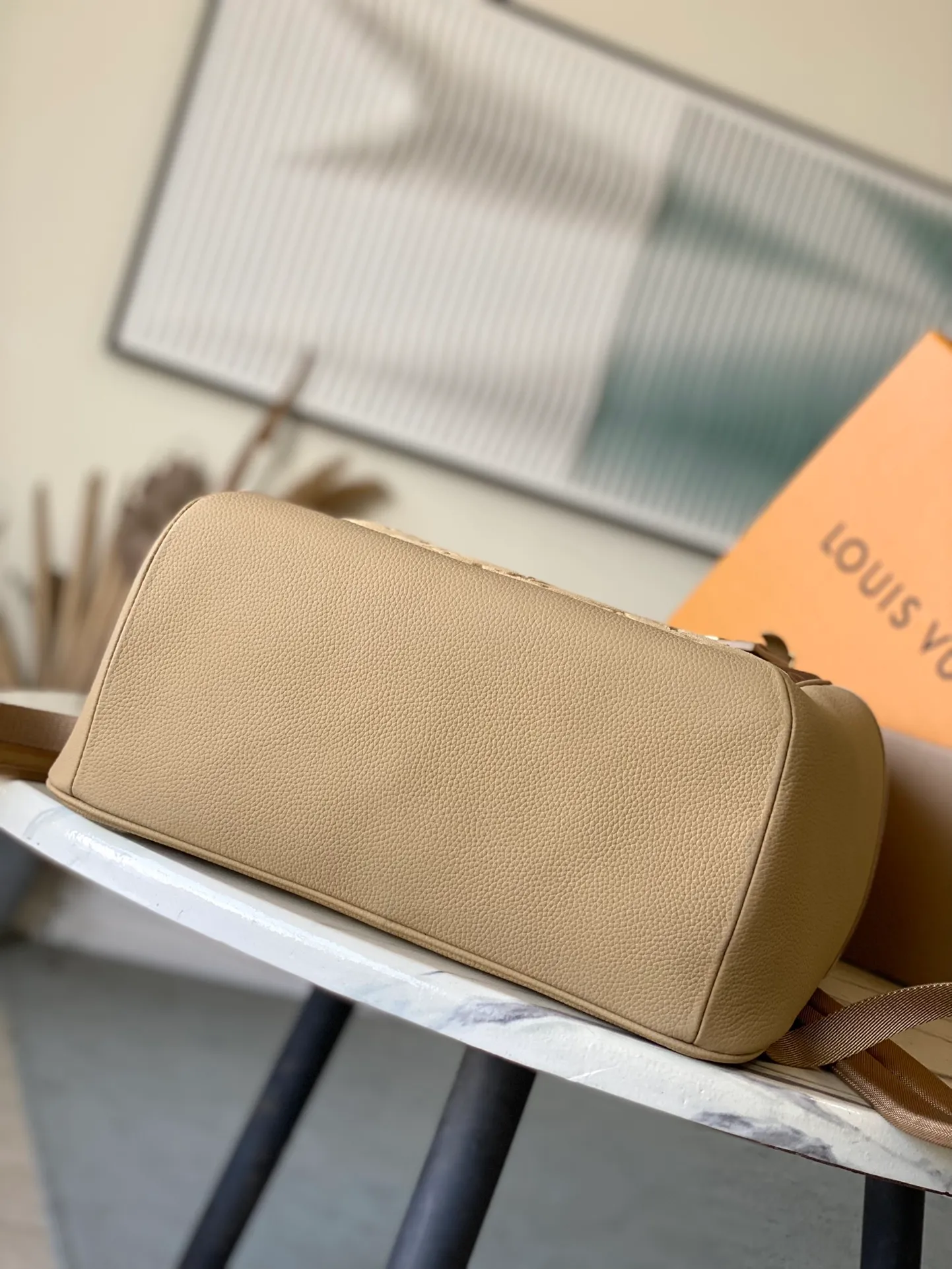 💰1320 The top original single M12624 is made of suede embossed grain leather and Monogram canvas, showing an eclectic mix of elegant style and sporty style. A sleek zipper opens the spacious main compartment, zippered front pockets and side pockets highlight functionality, and corded zipper pulls add a modern touch. Dimensions: 44 x 19 x 31 cm