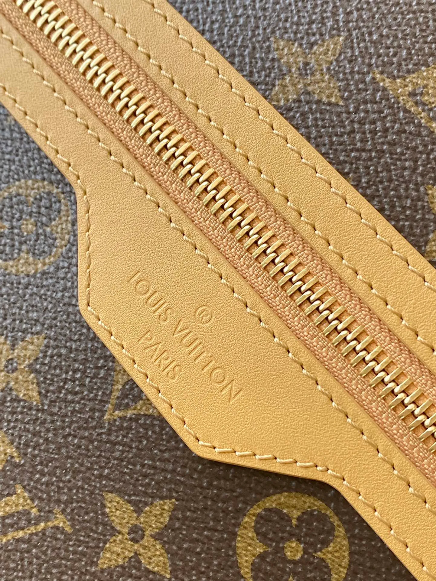 💰1320 The top original single M12624 is made of suede embossed grain leather and Monogram canvas, showing an eclectic mix of elegant style and sporty style. A sleek zipper opens the spacious main compartment, zippered front pockets and side pockets highlight functionality, and corded zipper pulls add a modern touch. Dimensions: 44 x 19 x 31 cm