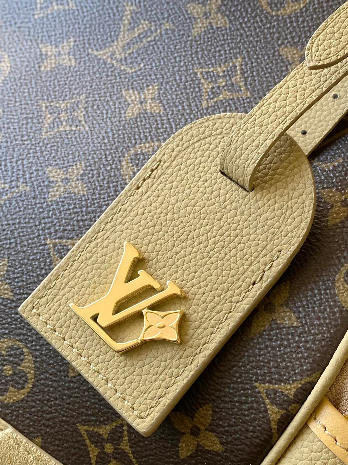 💰1320 The top original single M12624 is made of suede embossed grain leather and Monogram canvas, showing an eclectic mix of elegant style and sporty style. A sleek zipper opens the spacious main compartment, zippered front pockets and side pockets highlight functionality, and corded zipper pulls add a modern touch. Dimensions: 44 x 19 x 31 cm