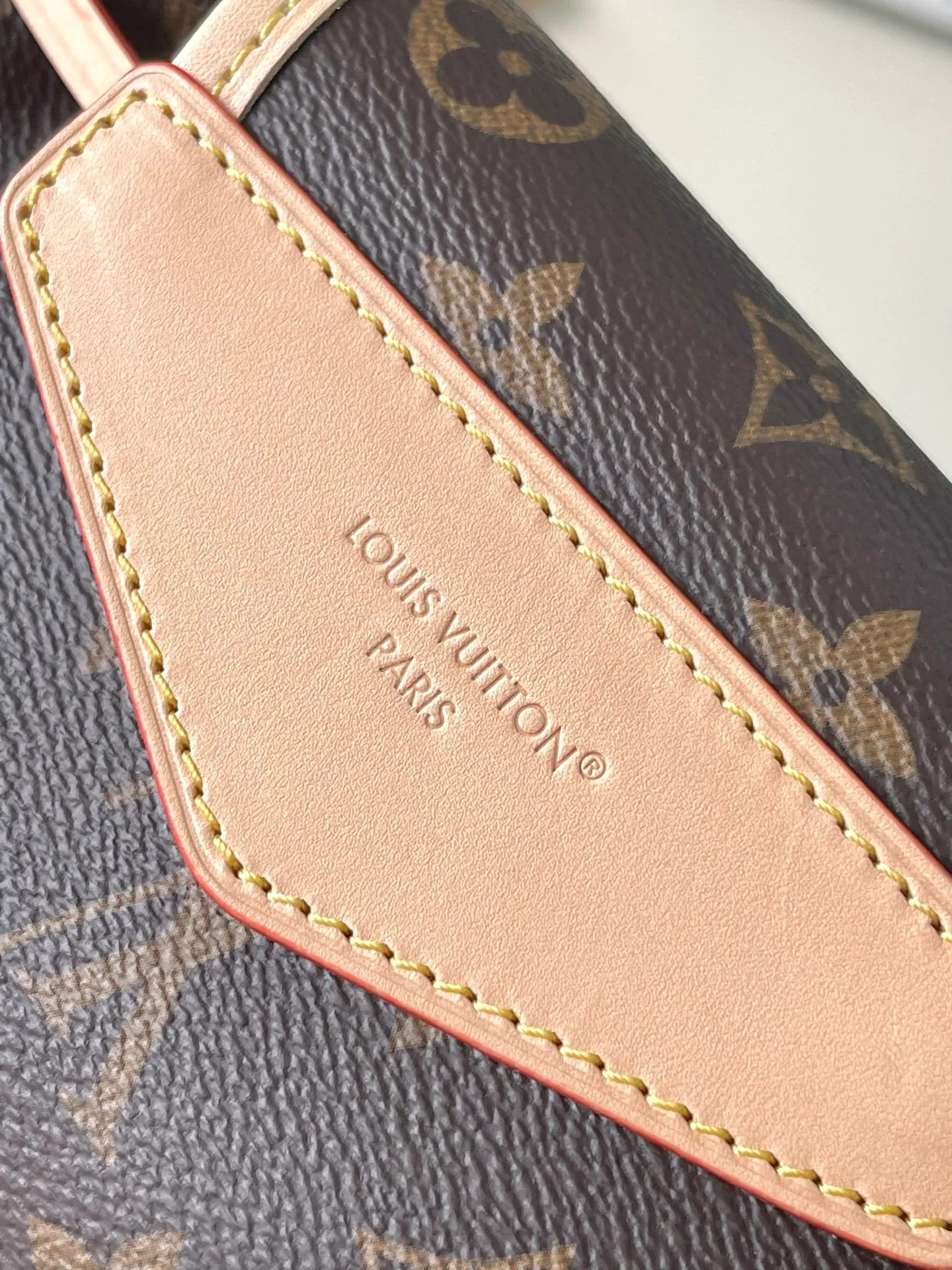 💰880 Top original order M25085 Odysee handbag is from the 2025 early autumn series, paying tribute to the brand heritage with stylish daily design. The dazzling buckle and detachable chain accentuate the Monogram canvas body, and the side pockets are convenient for accessing keys, lipstick and other small items. Dimensions: 27 × 17 × 12 cm