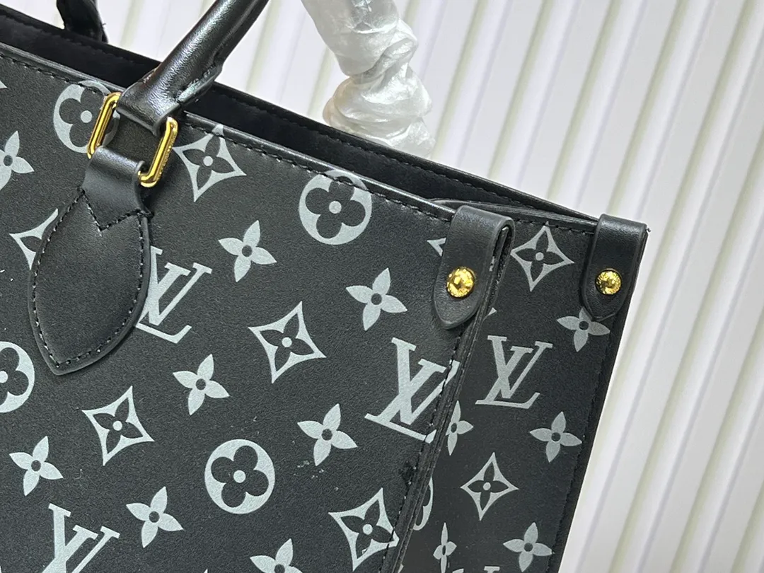 Batch 280💰Upgraded original M12465 M12775 M45607 MM45595 M46531 M45495 This Monogram Ink series OnTheGo medium handbag has a matte texture of smooth cow leather, and the rivet tabs on the corners pay tribute to the brand's classic hard box design. The neat interior has a large zipper pocket for storing banknotes and receipts. Dimensions: 35.0 x 27.0 x 14.0 cm (length x height x width)