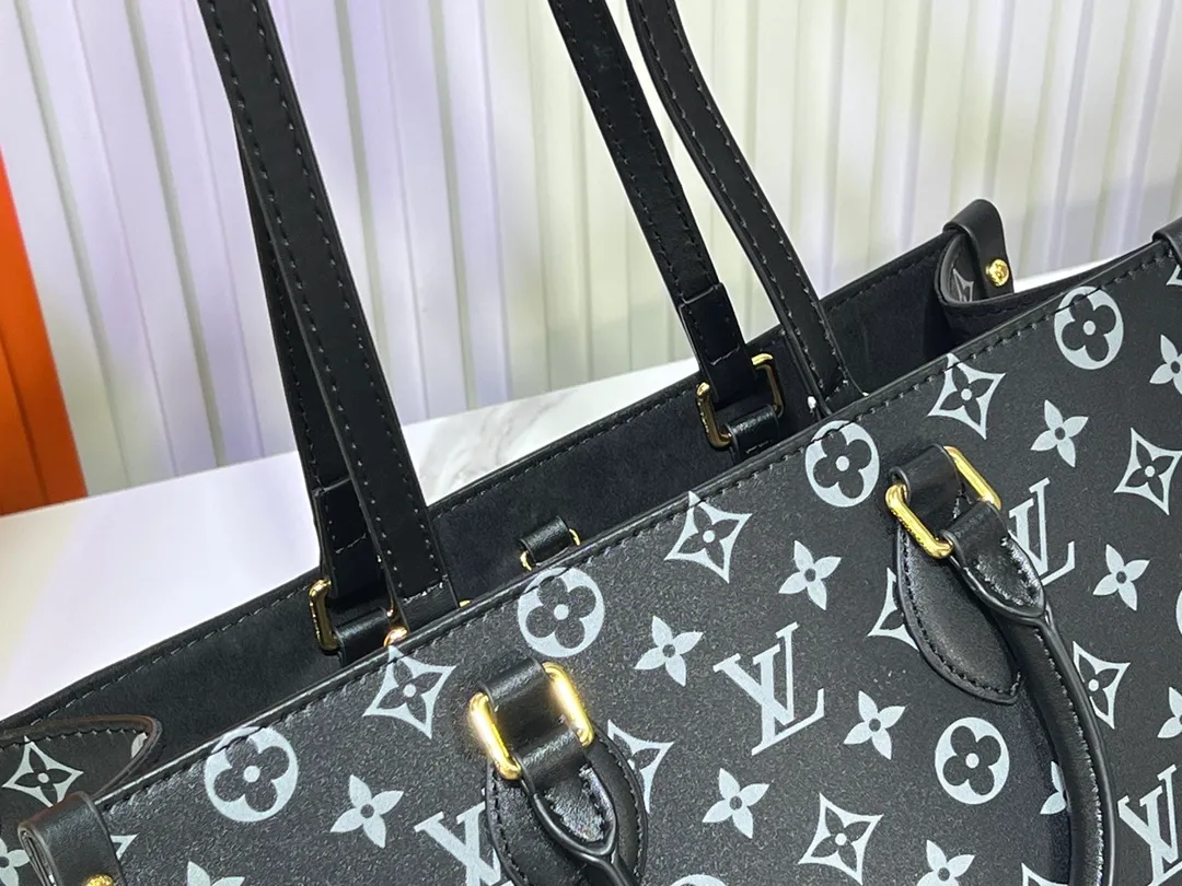 Batch 280💰Upgraded original M12465 M12775 M45607 MM45595 M46531 M45495 This Monogram Ink series OnTheGo medium handbag has a matte texture of smooth cow leather, and the rivet tabs on the corners pay tribute to the brand's classic hard box design. The neat interior has a large zipper pocket for storing banknotes and receipts. Dimensions: 35.0 x 27.0 x 14.0 cm (length x height x width)