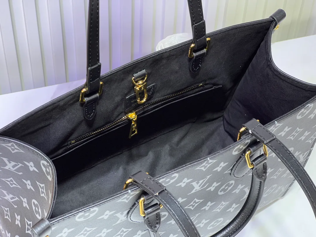 Batch 280💰Upgraded original M12465 M12775 M45607 MM45595 M46531 M45495 This Monogram Ink series OnTheGo medium handbag has a matte texture of smooth cow leather, and the rivet tabs on the corners pay tribute to the brand's classic hard box design. The neat interior has a large zipper pocket for storing banknotes and receipts. Dimensions: 35.0 x 27.0 x 14.0 cm (length x height x width)