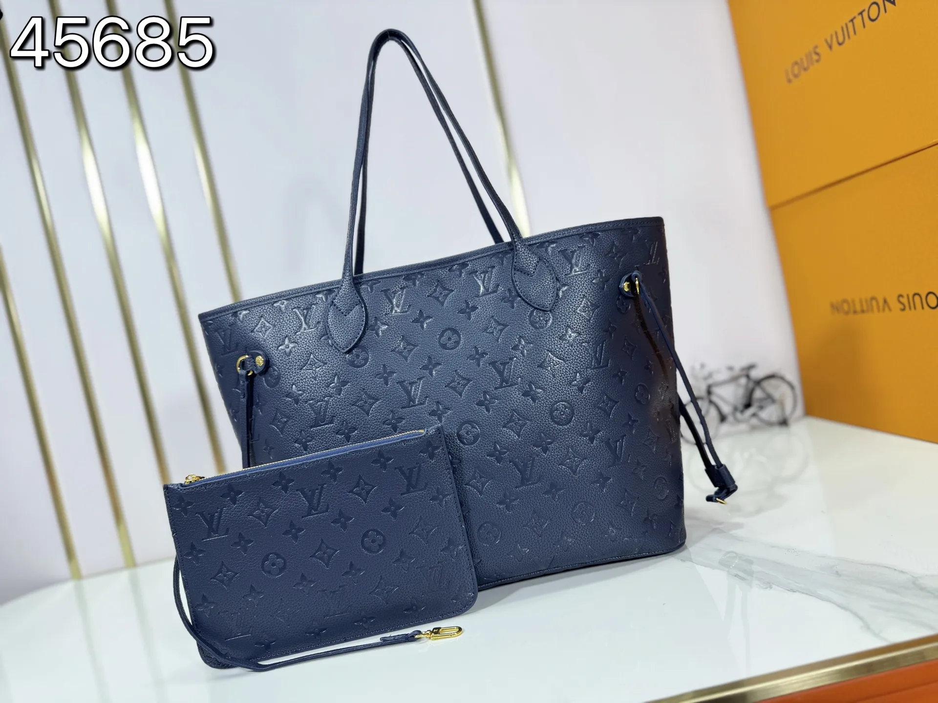 P220 Upgraded original M45686 M58907 M46329 M21579 M45685 M46676 M40995 This Neverfull medium handbag uses embossing and printing processes to depict the Monogram pattern on the cow leather. Tighten the side straps and the tote instantly transforms into an elegant urban handbag; the long handle makes it easy to carry over the shoulder or elbow. 31.0 x 28.0 x 14.0 cm (L x H x W) • Monogram Empreinte embossed cowhide leather • Grained cowhide leather trim • Microfiber lining • Metal hardware • Hook-and-loop fastening • Removable zipped interior pocket • Side straps • Handles: Double handle
