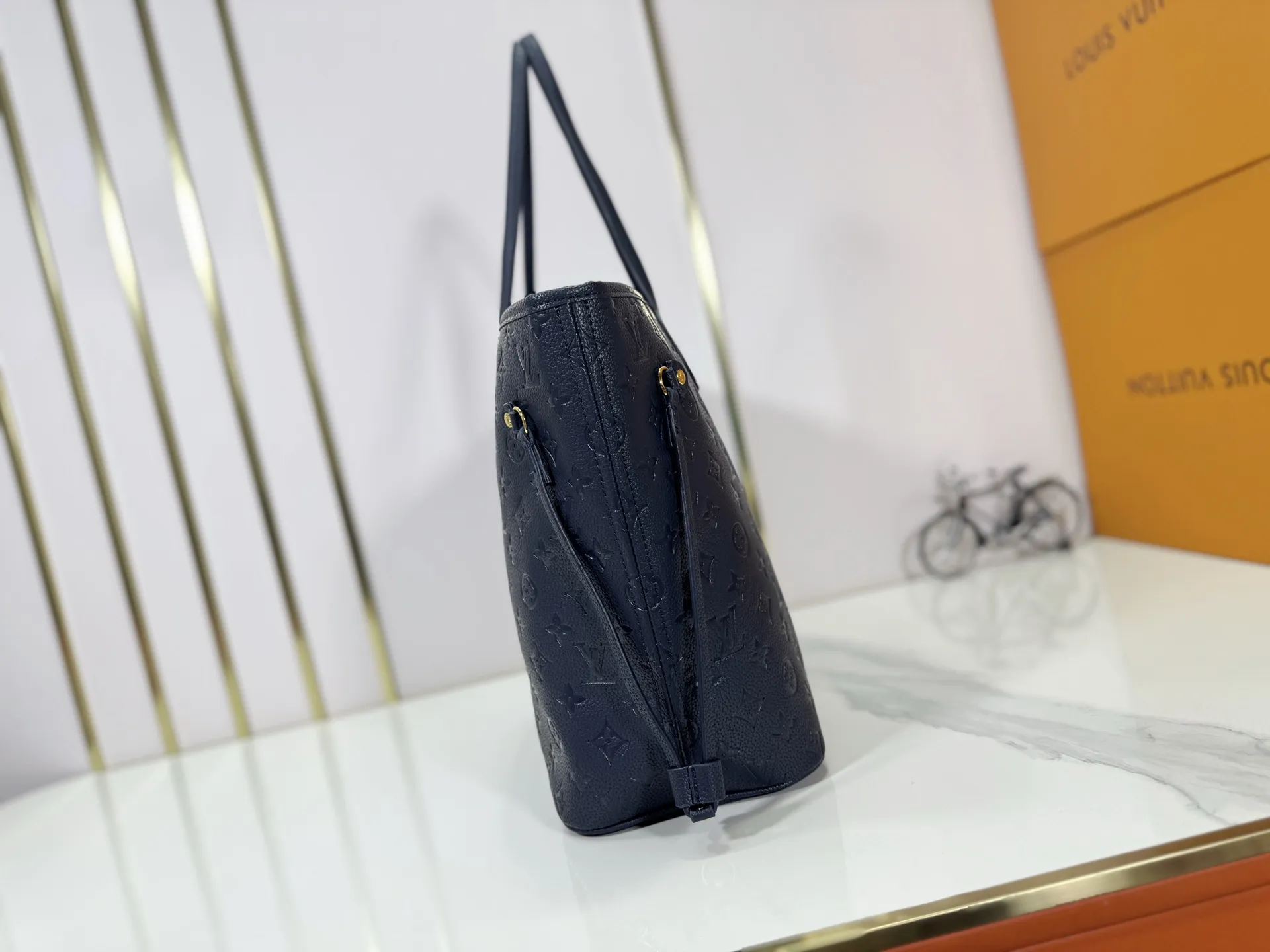 P220 Upgraded original M45686 M58907 M46329 M21579 M45685 M46676 M40995 This Neverfull medium handbag uses embossing and printing processes to depict the Monogram pattern on the cow leather. Tighten the side straps and the tote instantly transforms into an elegant urban handbag; the long handle makes it easy to carry over the shoulder or elbow. 31.0 x 28.0 x 14.0 cm (L x H x W) • Monogram Empreinte embossed cowhide leather • Grained cowhide leather trim • Microfiber lining • Metal hardware • Hook-and-loop fastening • Removable zipped interior pocket • Side straps • Handles: Double handle