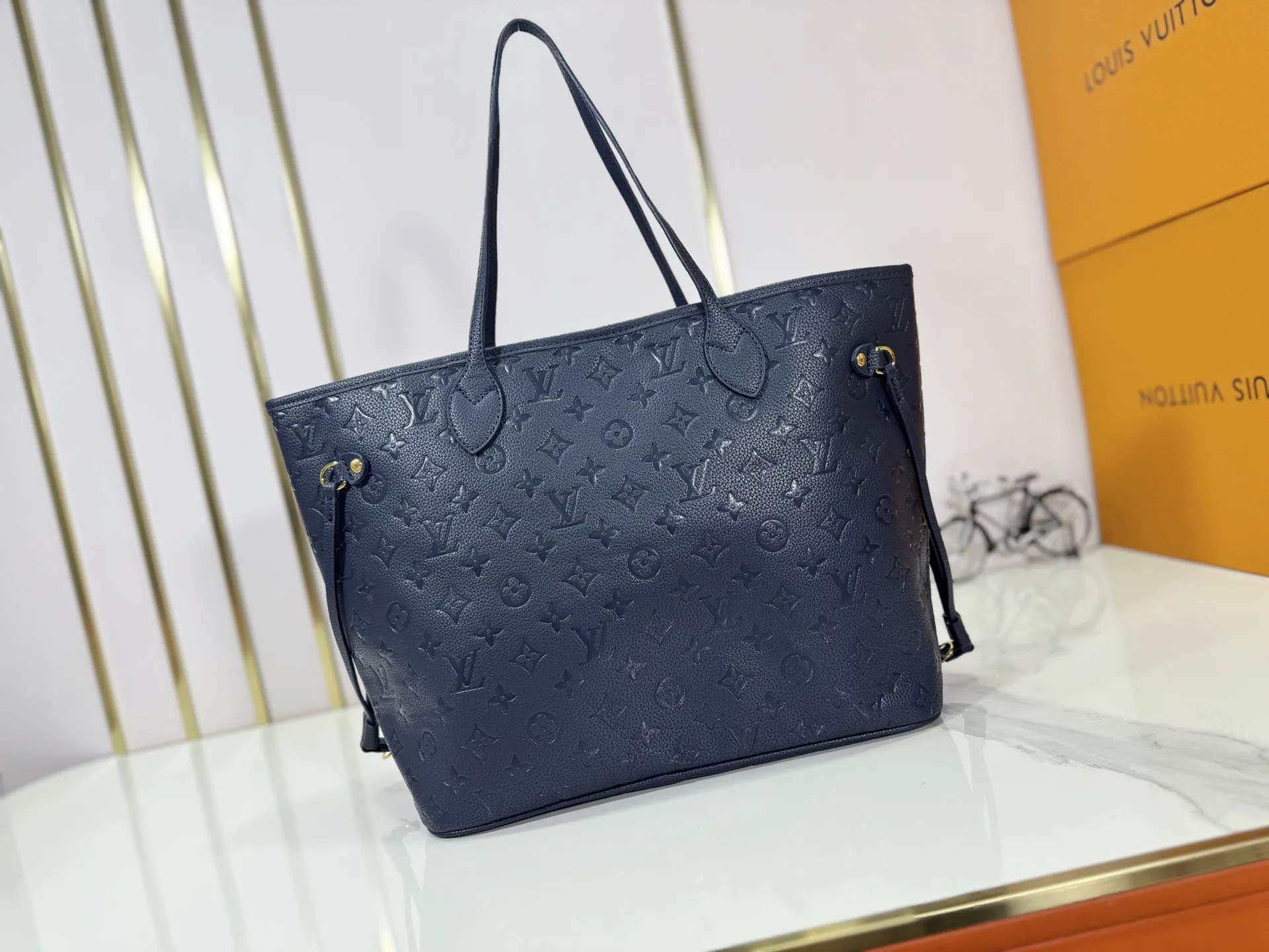 P220 Upgraded original M45686 M58907 M46329 M21579 M45685 M46676 M40995 This Neverfull medium handbag uses embossing and printing processes to depict the Monogram pattern on the cow leather. Tighten the side straps and the tote instantly transforms into an elegant urban handbag; the long handle makes it easy to carry over the shoulder or elbow. 31.0 x 28.0 x 14.0 cm (L x H x W) • Monogram Empreinte embossed cowhide leather • Grained cowhide leather trim • Microfiber lining • Metal hardware • Hook-and-loop fastening • Removable zipped interior pocket • Side straps • Handles: Double handle