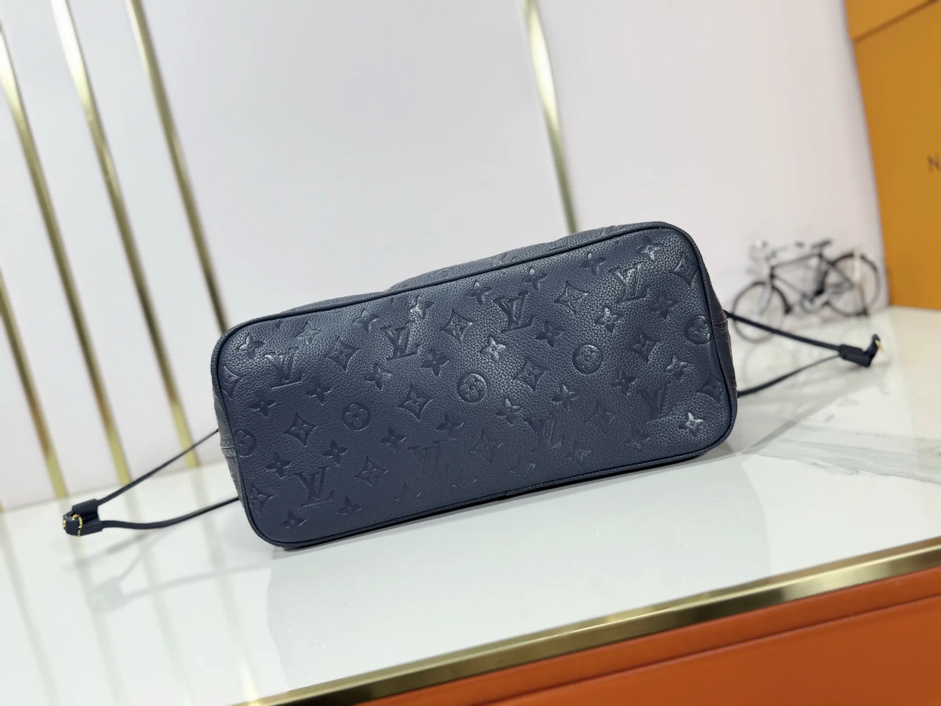 P220 Upgraded original M45686 M58907 M46329 M21579 M45685 M46676 M40995 This Neverfull medium handbag uses embossing and printing processes to depict the Monogram pattern on the cow leather. Tighten the side straps and the tote instantly transforms into an elegant urban handbag; the long handle makes it easy to carry over the shoulder or elbow. 31.0 x 28.0 x 14.0 cm (L x H x W) • Monogram Empreinte embossed cowhide leather • Grained cowhide leather trim • Microfiber lining • Metal hardware • Hook-and-loop fastening • Removable zipped interior pocket • Side straps • Handles: Double handle
