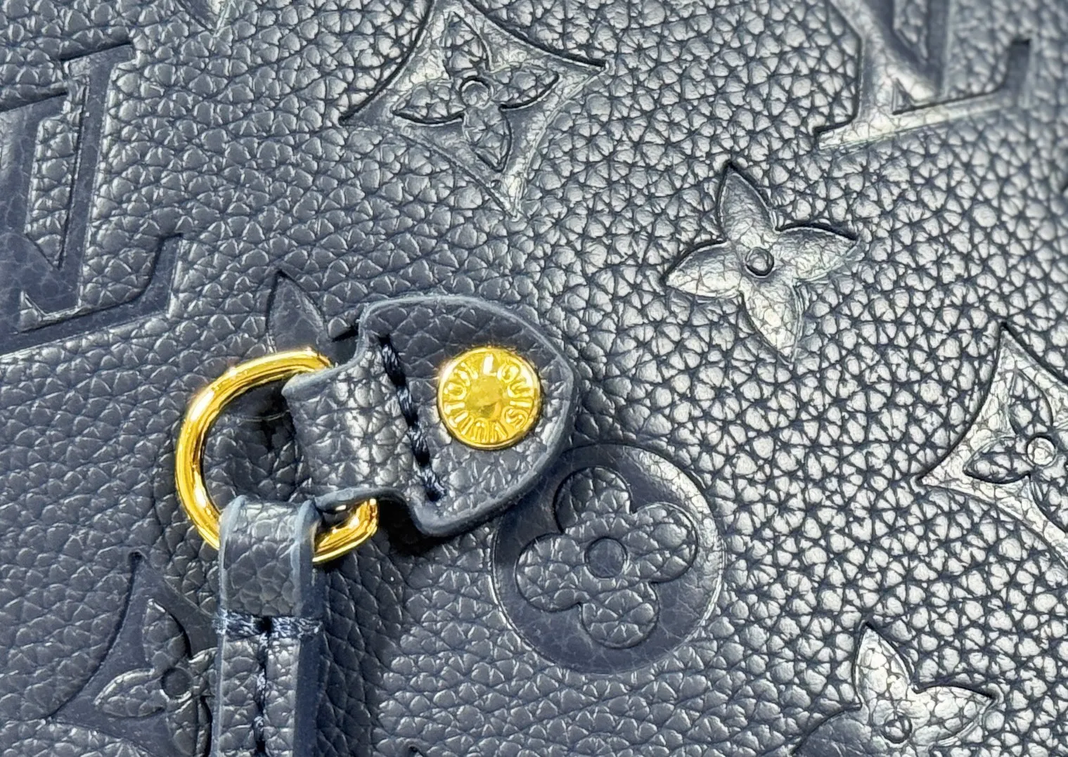 P220 Upgraded original M45686 M58907 M46329 M21579 M45685 M46676 M40995 This Neverfull medium handbag uses embossing and printing processes to depict the Monogram pattern on the cow leather. Tighten the side straps and the tote instantly transforms into an elegant urban handbag; the long handle makes it easy to carry over the shoulder or elbow. 31.0 x 28.0 x 14.0 cm (L x H x W) • Monogram Empreinte embossed cowhide leather • Grained cowhide leather trim • Microfiber lining • Metal hardware • Hook-and-loop fastening • Removable zipped interior pocket • Side straps • Handles: Double handle