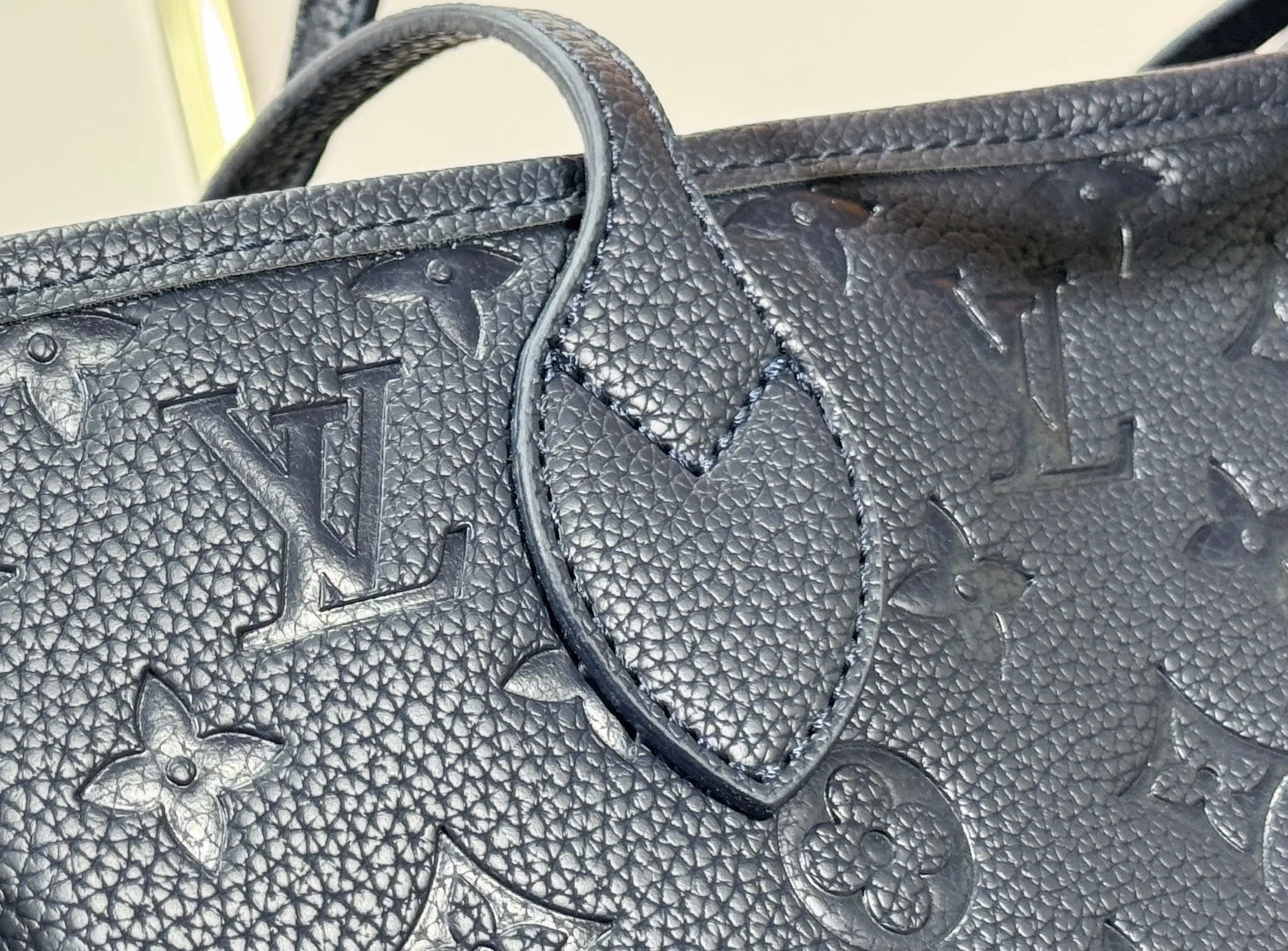 P220 Upgraded original M45686 M58907 M46329 M21579 M45685 M46676 M40995 This Neverfull medium handbag uses embossing and printing processes to depict the Monogram pattern on the cow leather. Tighten the side straps and the tote instantly transforms into an elegant urban handbag; the long handle makes it easy to carry over the shoulder or elbow. 31.0 x 28.0 x 14.0 cm (L x H x W) • Monogram Empreinte embossed cowhide leather • Grained cowhide leather trim • Microfiber lining • Metal hardware • Hook-and-loop fastening • Removable zipped interior pocket • Side straps • Handles: Double handle