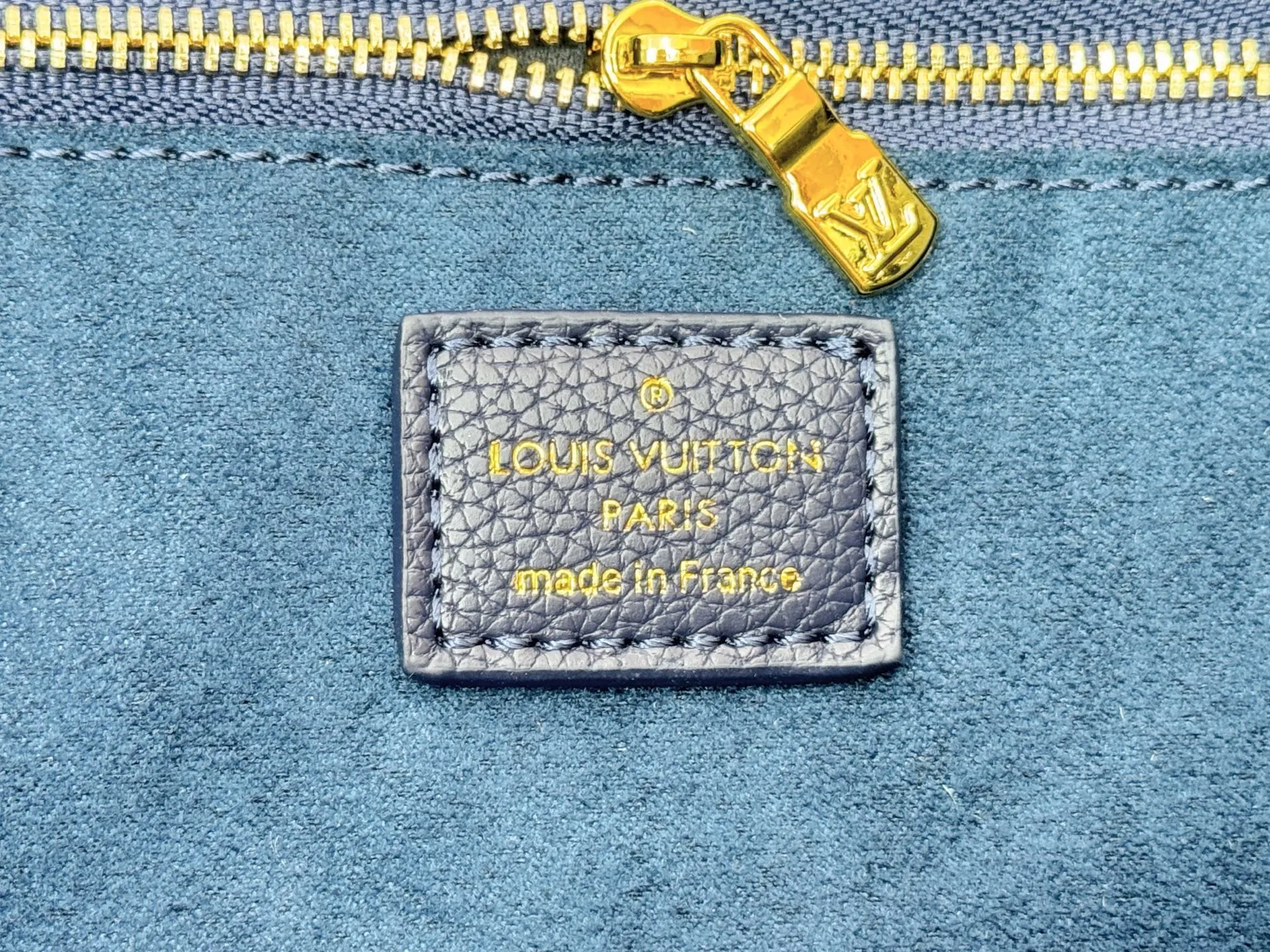 P220 Upgraded original M45686 M58907 M46329 M21579 M45685 M46676 M40995 This Neverfull medium handbag uses embossing and printing processes to depict the Monogram pattern on the cow leather. Tighten the side straps and the tote instantly transforms into an elegant urban handbag; the long handle makes it easy to carry over the shoulder or elbow. 31.0 x 28.0 x 14.0 cm (L x H x W) • Monogram Empreinte embossed cowhide leather • Grained cowhide leather trim • Microfiber lining • Metal hardware • Hook-and-loop fastening • Removable zipped interior pocket • Side straps • Handles: Double handle