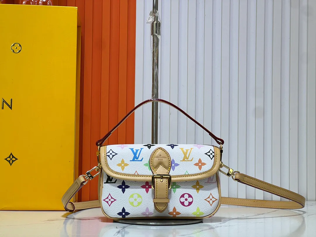 Batch 240💰Upgraded original M83566 M83300 M45985 baguette bag series new Diane handbag Diane satchel is made of Monogram Empreinte, made of the brand's iconic embossed leather. This versatile bag comes with a removable leather shoulder strap that can be worn over the shoulder or by hand, as well as a roomy removable jacquard crossbody bag with 'Louis Vuitton' printed strap. This versatile bag can be styled chic or sporty to match the overall style or mood. Dimensions: 19×10.5×6cm.