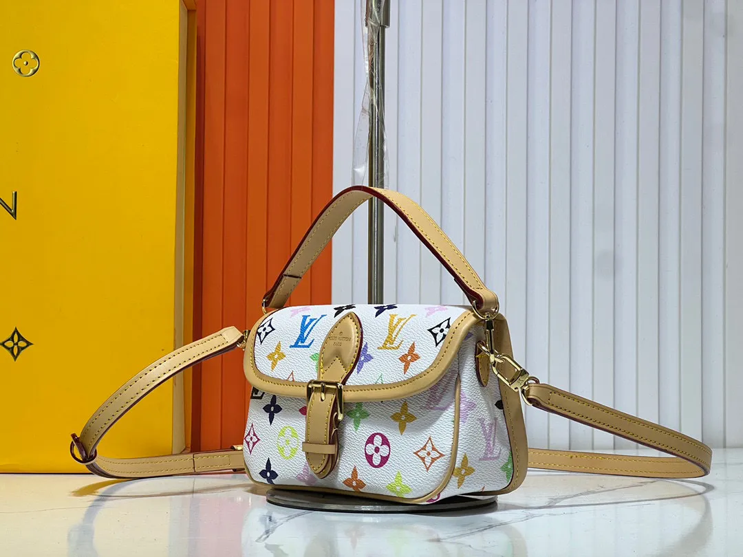 Batch 240💰Upgraded original M83566 M83300 M45985 baguette bag series new Diane handbag Diane satchel is made of Monogram Empreinte, made of the brand's iconic embossed leather. This versatile bag comes with a removable leather shoulder strap that can be worn over the shoulder or by hand, as well as a roomy removable jacquard crossbody bag with 'Louis Vuitton' printed strap. This versatile bag can be styled chic or sporty to match the overall style or mood. Dimensions: 19×10.5×6cm.