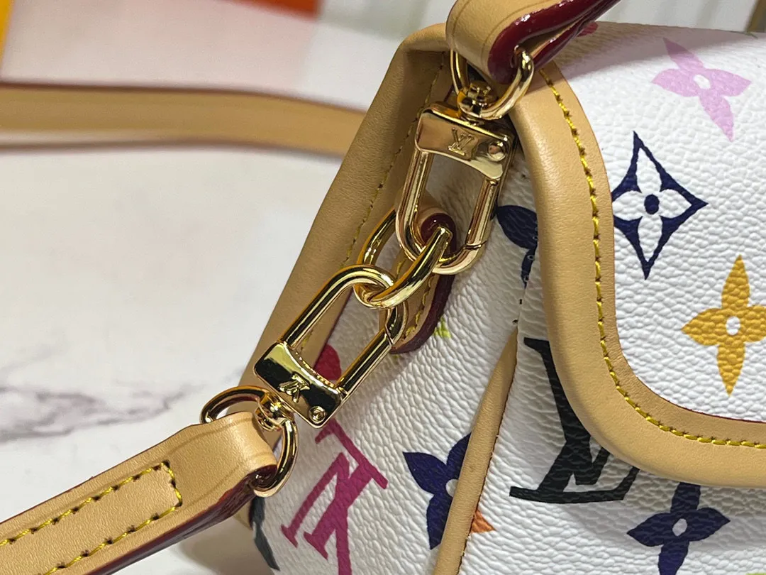 Batch 240💰Upgraded original M83566 M83300 M45985 baguette bag series new Diane handbag Diane satchel is made of Monogram Empreinte, made of the brand's iconic embossed leather. This versatile bag comes with a removable leather shoulder strap that can be worn over the shoulder or by hand, as well as a roomy removable jacquard crossbody bag with 'Louis Vuitton' printed strap. This versatile bag can be styled chic or sporty to match the overall style or mood. Dimensions: 19×10.5×6cm.