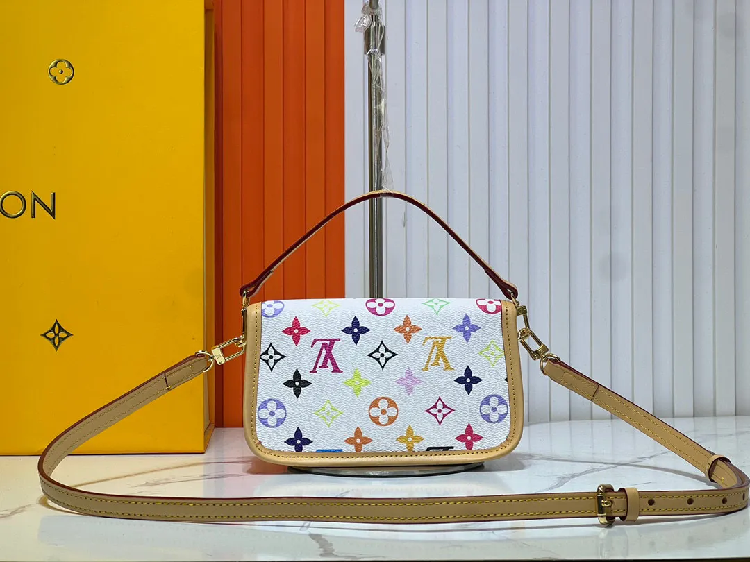 Batch 240💰Upgraded original M83566 M83300 M45985 baguette bag series new Diane handbag Diane satchel is made of Monogram Empreinte, made of the brand's iconic embossed leather. This versatile bag comes with a removable leather shoulder strap that can be worn over the shoulder or by hand, as well as a roomy removable jacquard crossbody bag with 'Louis Vuitton' printed strap. This versatile bag can be styled chic or sporty to match the overall style or mood. Dimensions: 19×10.5×6cm.