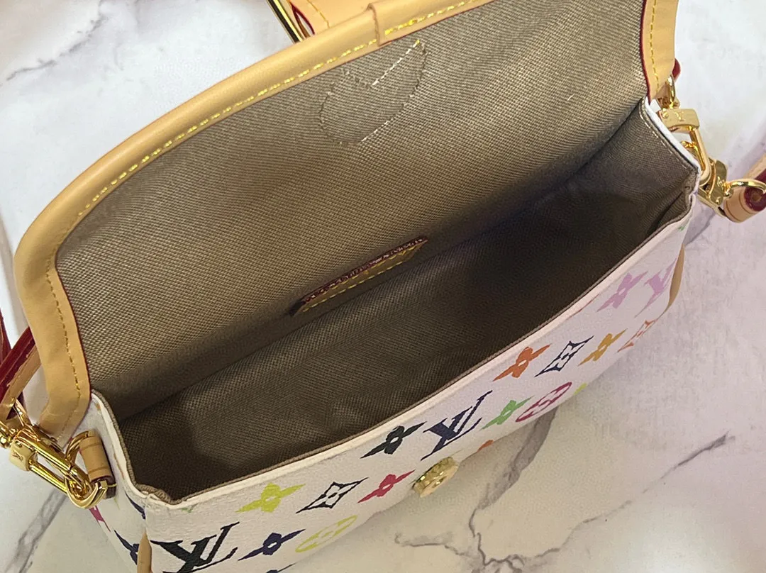 Batch 240💰Upgraded original M83566 M83300 M45985 baguette bag series new Diane handbag Diane satchel is made of Monogram Empreinte, made of the brand's iconic embossed leather. This versatile bag comes with a removable leather shoulder strap that can be worn over the shoulder or by hand, as well as a roomy removable jacquard crossbody bag with 'Louis Vuitton' printed strap. This versatile bag can be styled chic or sporty to match the overall style or mood. Dimensions: 19×10.5×6cm.
