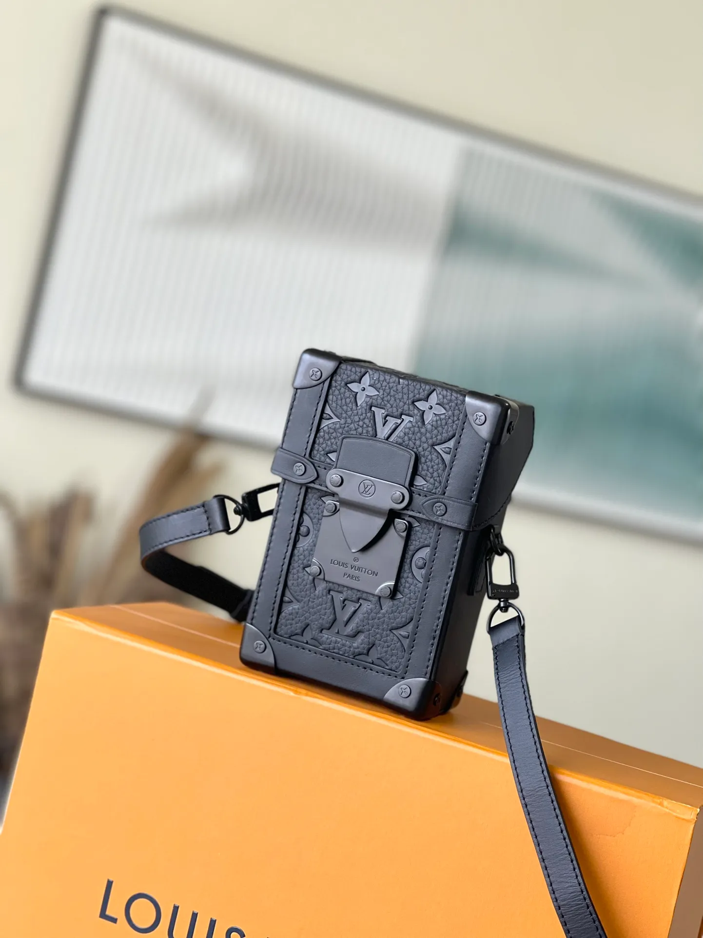 💰1180 (top-grain leather) top-quality original M82070 mobile phone bag full leather Vertical Trunk mini handbag showing the heritage and modern concept of box making. Taurillon leather is embossed with the classic Monogram pattern, it has a magnetic flap for secure storage and a removable and adjustable shoulder strap for easy shoulder wear. Dimensions: 10.7 x 17.5 x 6.8 cm