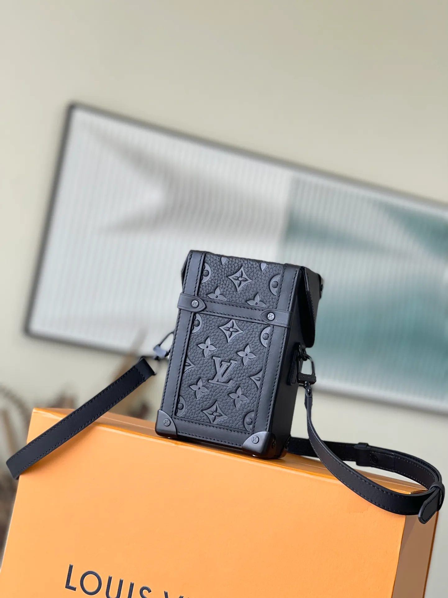 💰1180 (top-grain leather) top-quality original M82070 mobile phone bag full leather Vertical Trunk mini handbag showing the heritage and modern concept of box making. Taurillon leather is embossed with the classic Monogram pattern, it has a magnetic flap for secure storage and a removable and adjustable shoulder strap for easy shoulder wear. Dimensions: 10.7 x 17.5 x 6.8 cm