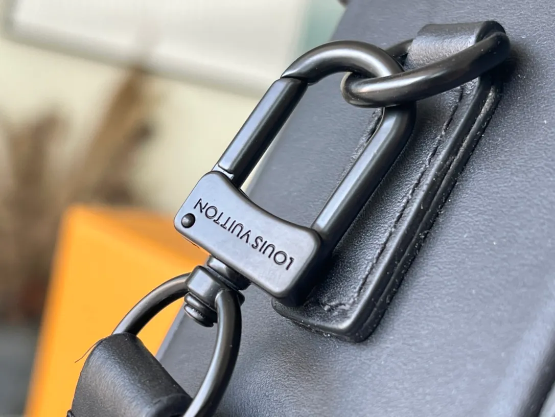 💰1180 (top-grain leather) top-quality original M82070 mobile phone bag full leather Vertical Trunk mini handbag showing the heritage and modern concept of box making. Taurillon leather is embossed with the classic Monogram pattern, it has a magnetic flap for secure storage and a removable and adjustable shoulder strap for easy shoulder wear. Dimensions: 10.7 x 17.5 x 6.8 cm