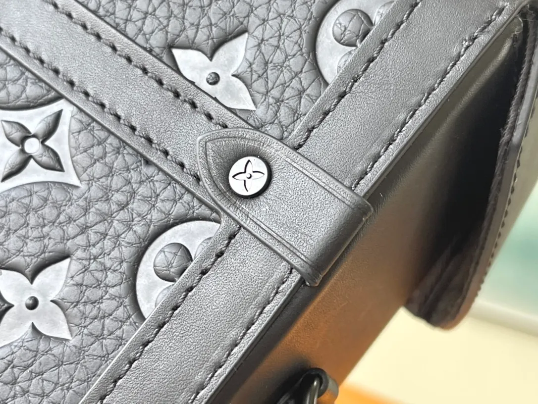 💰1180 (top-grain leather) top-quality original M82070 mobile phone bag full leather Vertical Trunk mini handbag showing the heritage and modern concept of box making. Taurillon leather is embossed with the classic Monogram pattern, it has a magnetic flap for secure storage and a removable and adjustable shoulder strap for easy shoulder wear. Dimensions: 10.7 x 17.5 x 6.8 cm