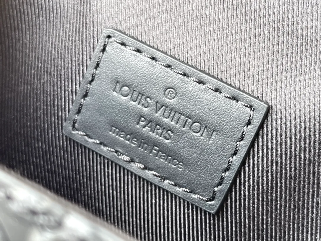 💰1180 (top-grain leather) top-quality original M82070 mobile phone bag full leather Vertical Trunk mini handbag showing the heritage and modern concept of box making. Taurillon leather is embossed with the classic Monogram pattern, it has a magnetic flap for secure storage and a removable and adjustable shoulder strap for easy shoulder wear. Dimensions: 10.7 x 17.5 x 6.8 cm