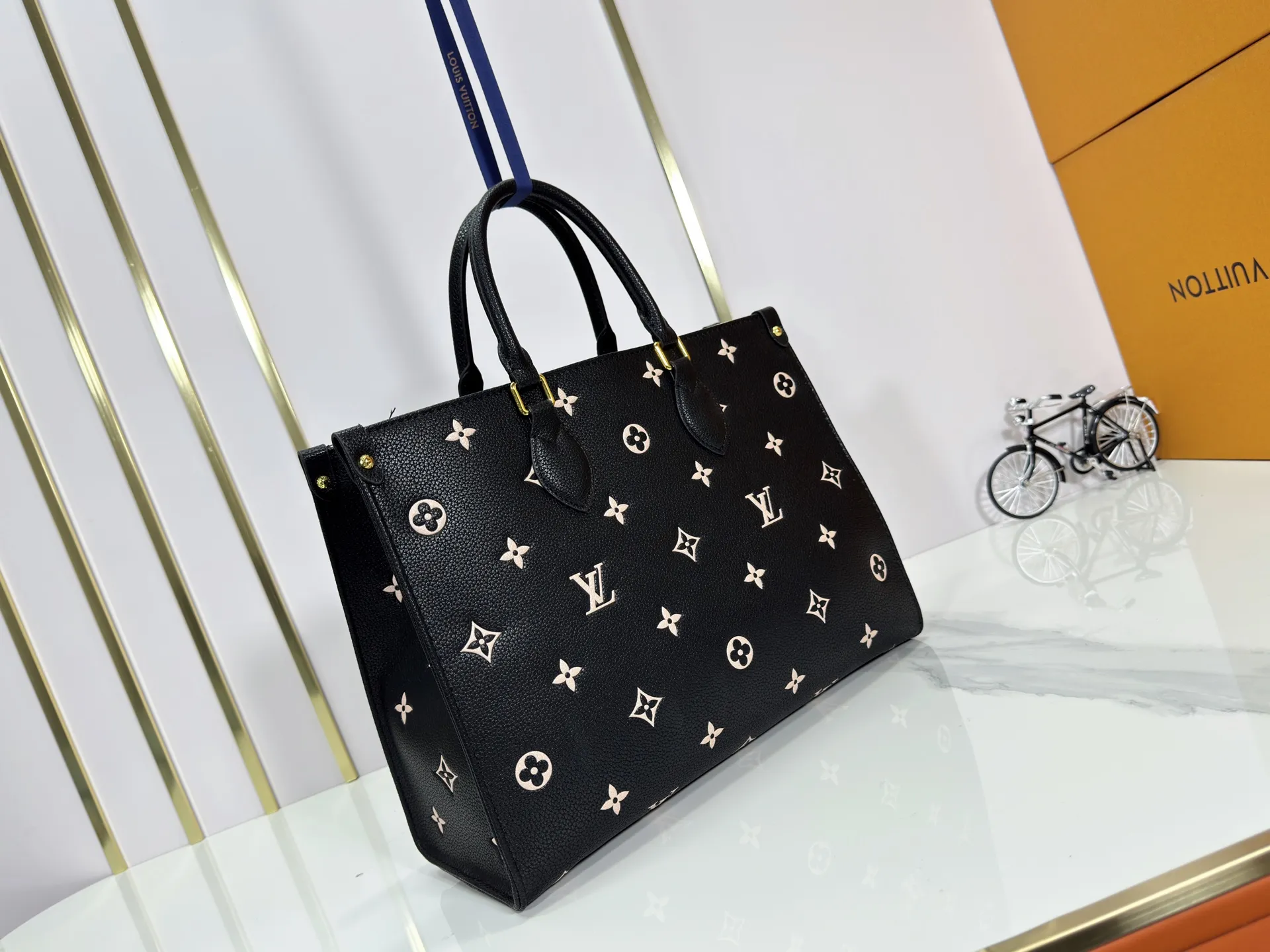 P260 upgrades the original M14403. This OnTheGo small handbag renews the brand's classic Monogram Empreinte leather, using the same tone to outline the pattern. The detachable metal chain accentuates the details, the striped fabric lining adds an elegant touch, and the detachable shoulder strap allows for shoulder or cross-body wear. 35.0 x 27.0 x 14 cm (length x height x width)