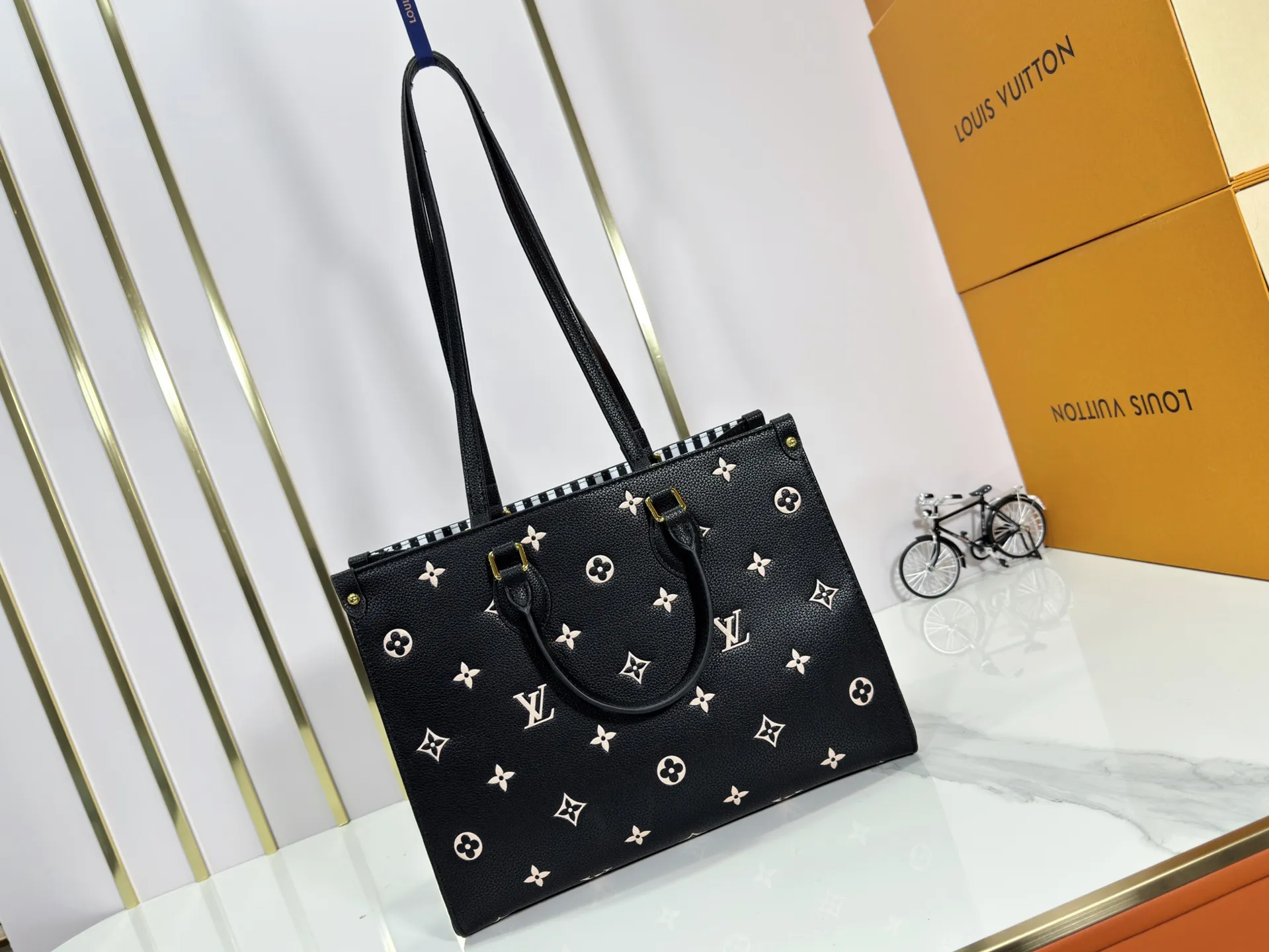 P260 upgrades the original M14403. This OnTheGo small handbag renews the brand's classic Monogram Empreinte leather, using the same tone to outline the pattern. The detachable metal chain accentuates the details, the striped fabric lining adds an elegant touch, and the detachable shoulder strap allows for shoulder or cross-body wear. 35.0 x 27.0 x 14 cm (length x height x width)